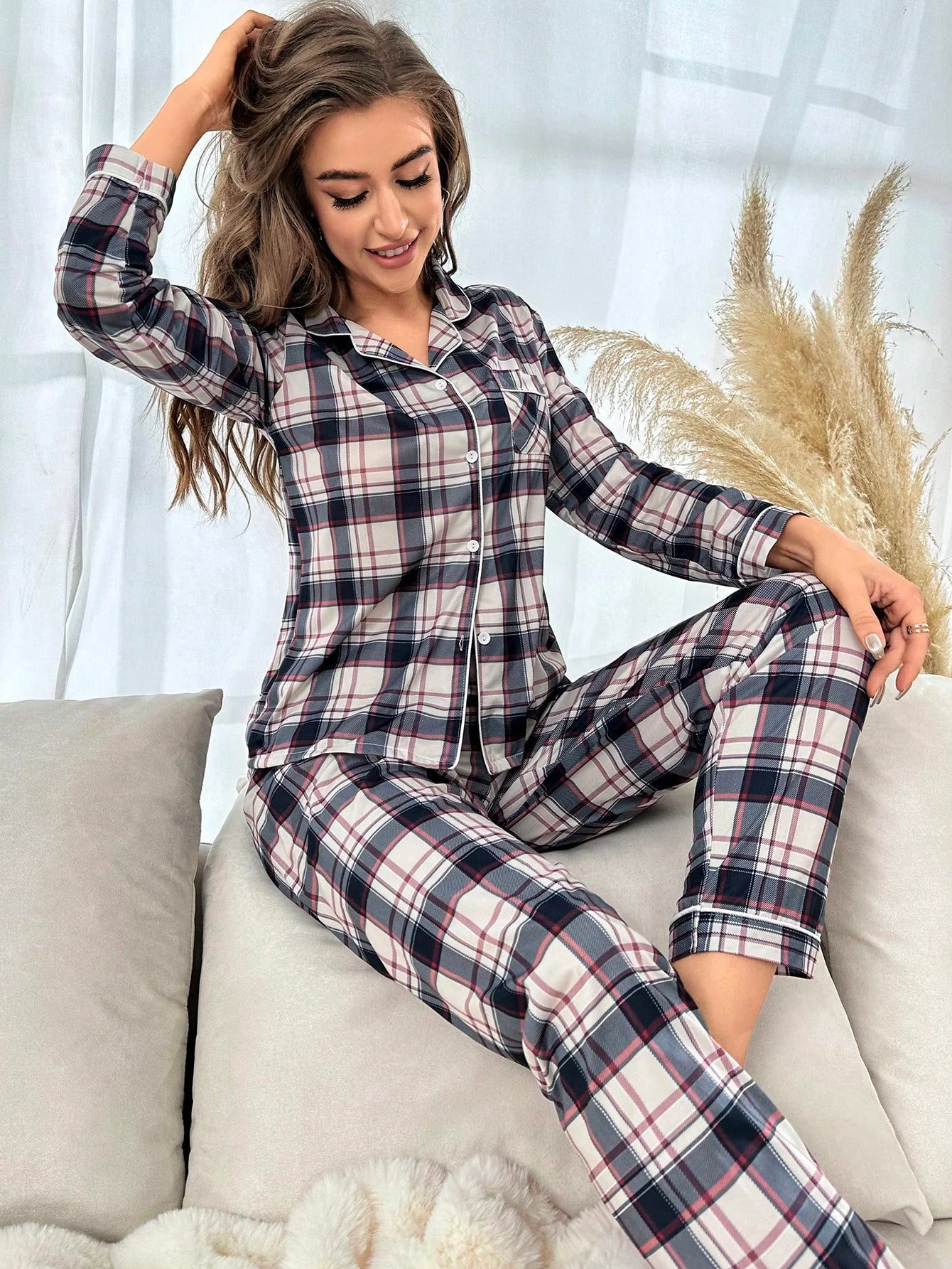 Conjunto de Pijama com Estampa Xadrez e Vivo em Contraste