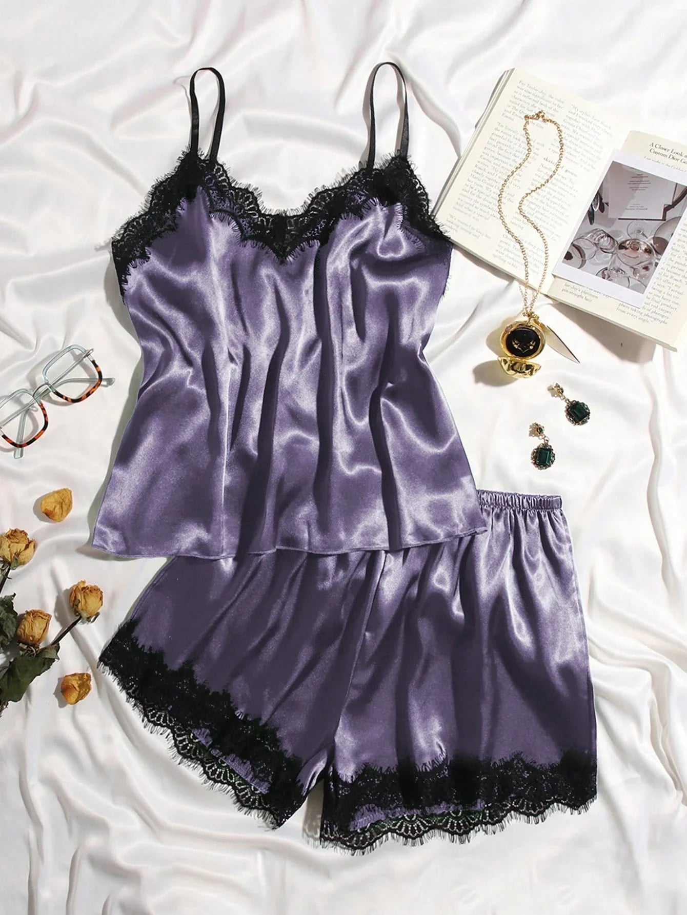 Conjunto de Pijama com Top Camiseta e Shorts em Cetim com Renda