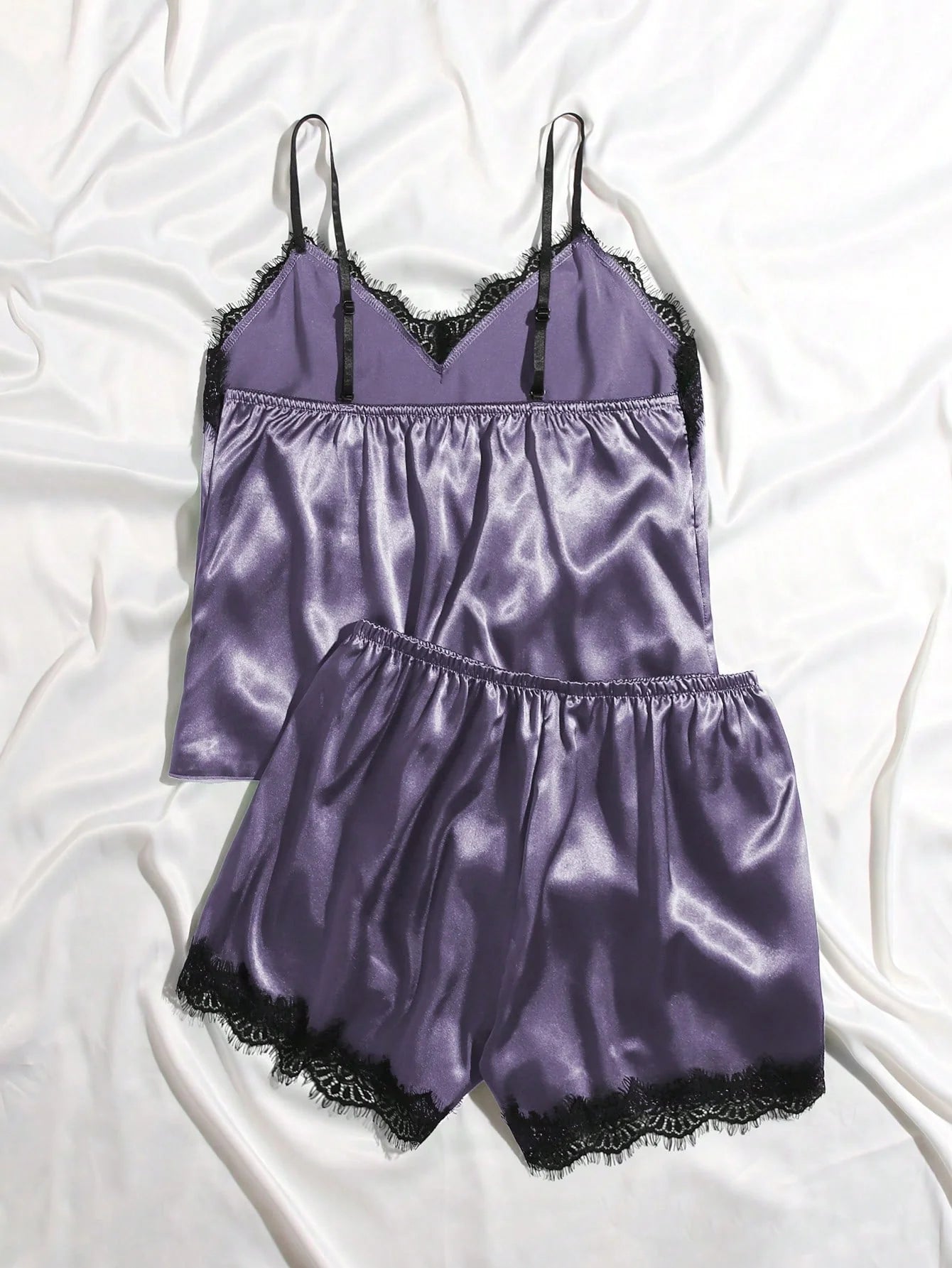 Conjunto de Pijama com Top Camiseta e Shorts em Cetim com Renda