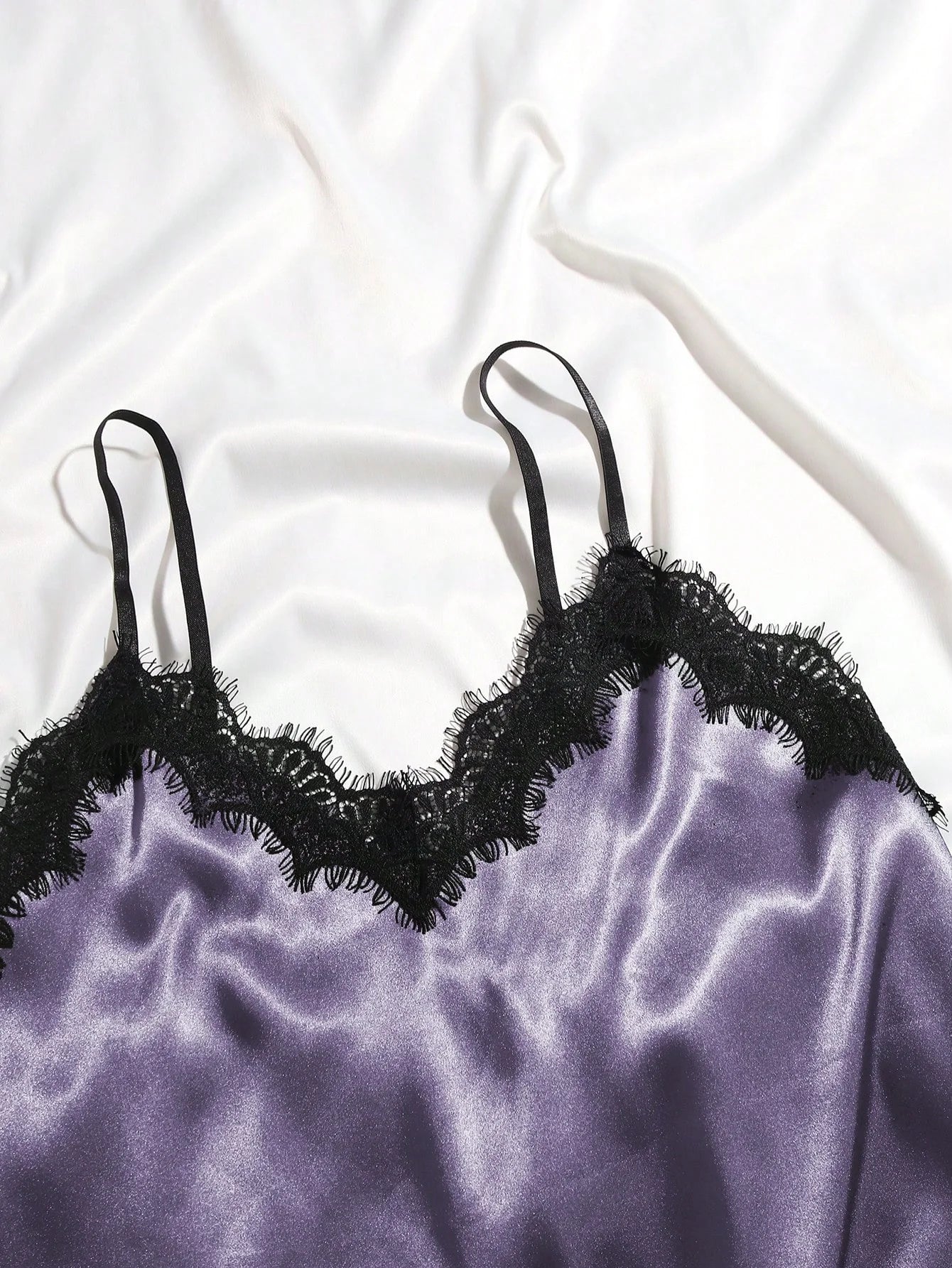 Conjunto de Pijama com Top Camiseta e Shorts em Cetim com Renda
