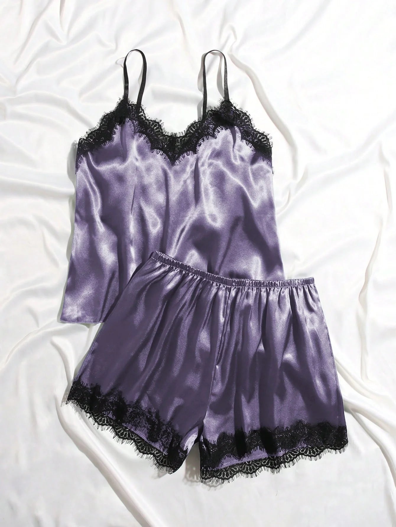 Conjunto de Pijama com Top Camiseta e Shorts em Cetim com Renda