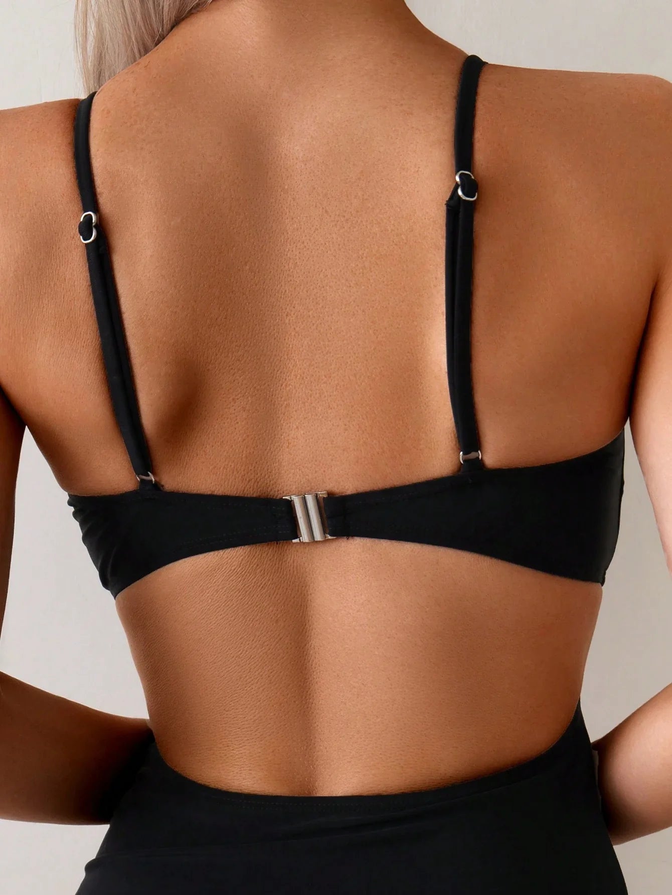 Maiô sexy sem costas mais vendido, traje de banho preto para férias na praia no verão, monoquíni que favorece o corpo para o mar, festa na praia no verão