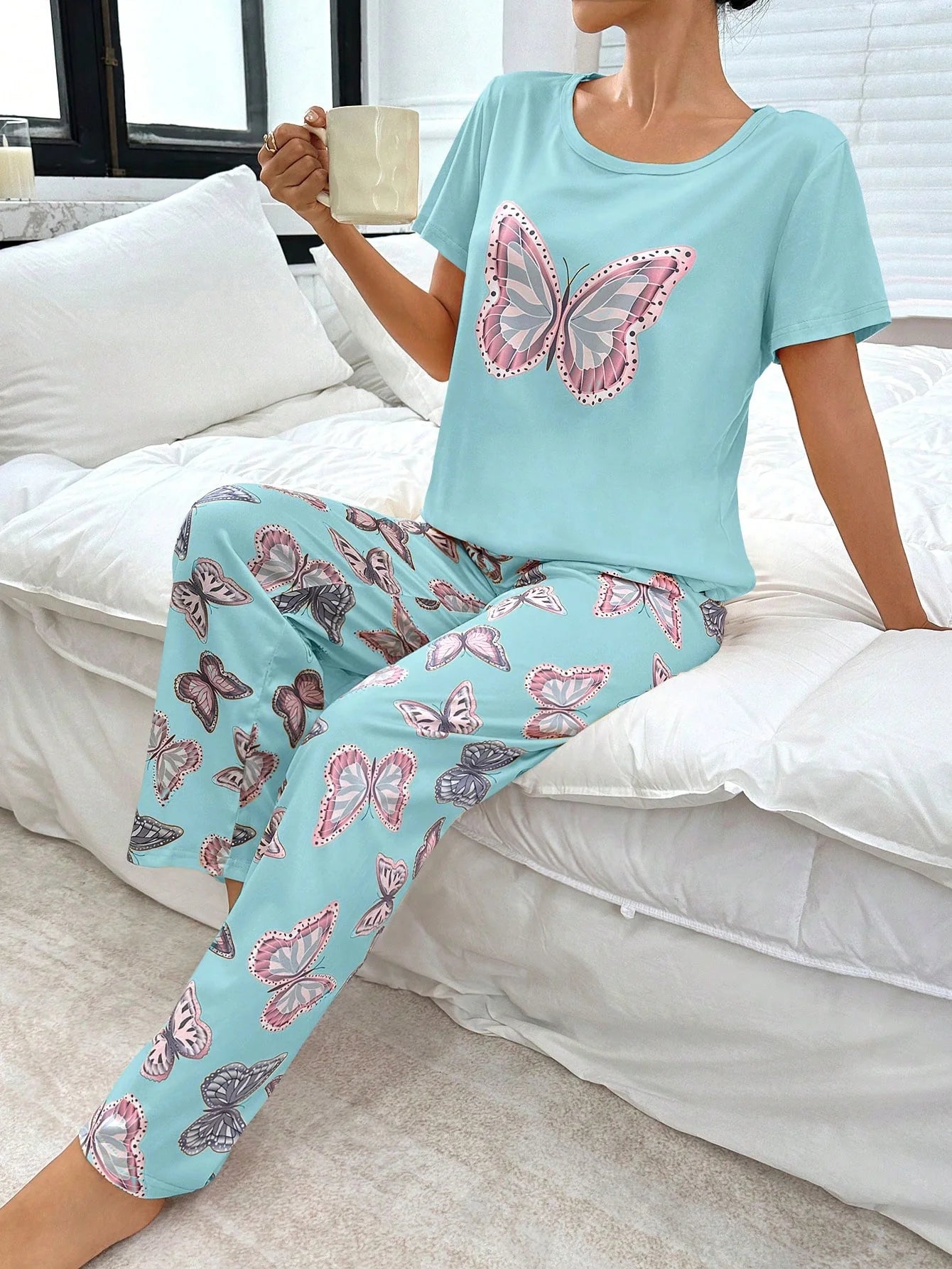 Conjunto de Pijama com Estampa de Borboleta de Manga Curta e Calça Longa Fashionable para Mulheres