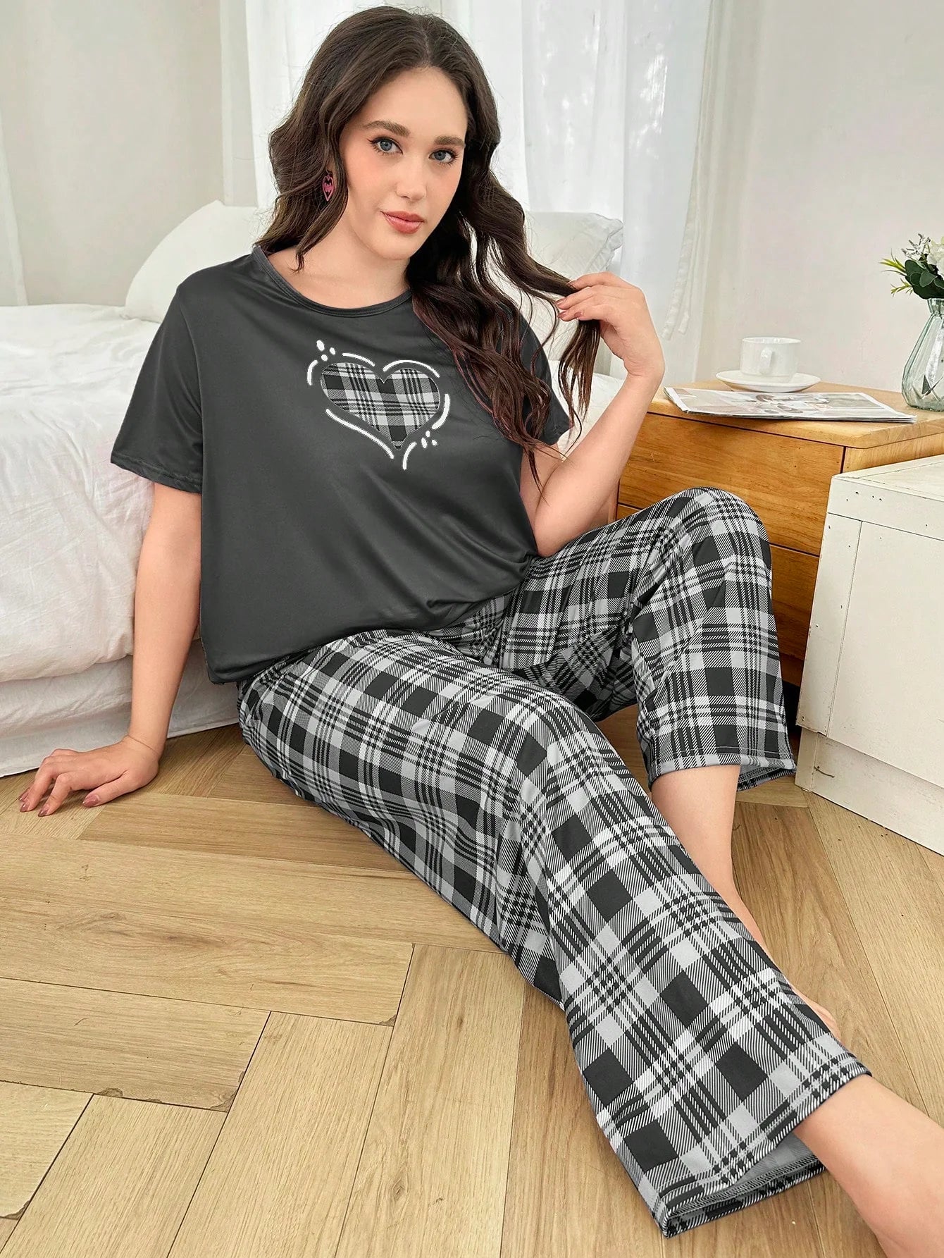 Dream Adore Conjunto de Pijama Xadrez com Estampa de Coração de Gola Redonda, Manga Longa e Calça Longa em Plus Size