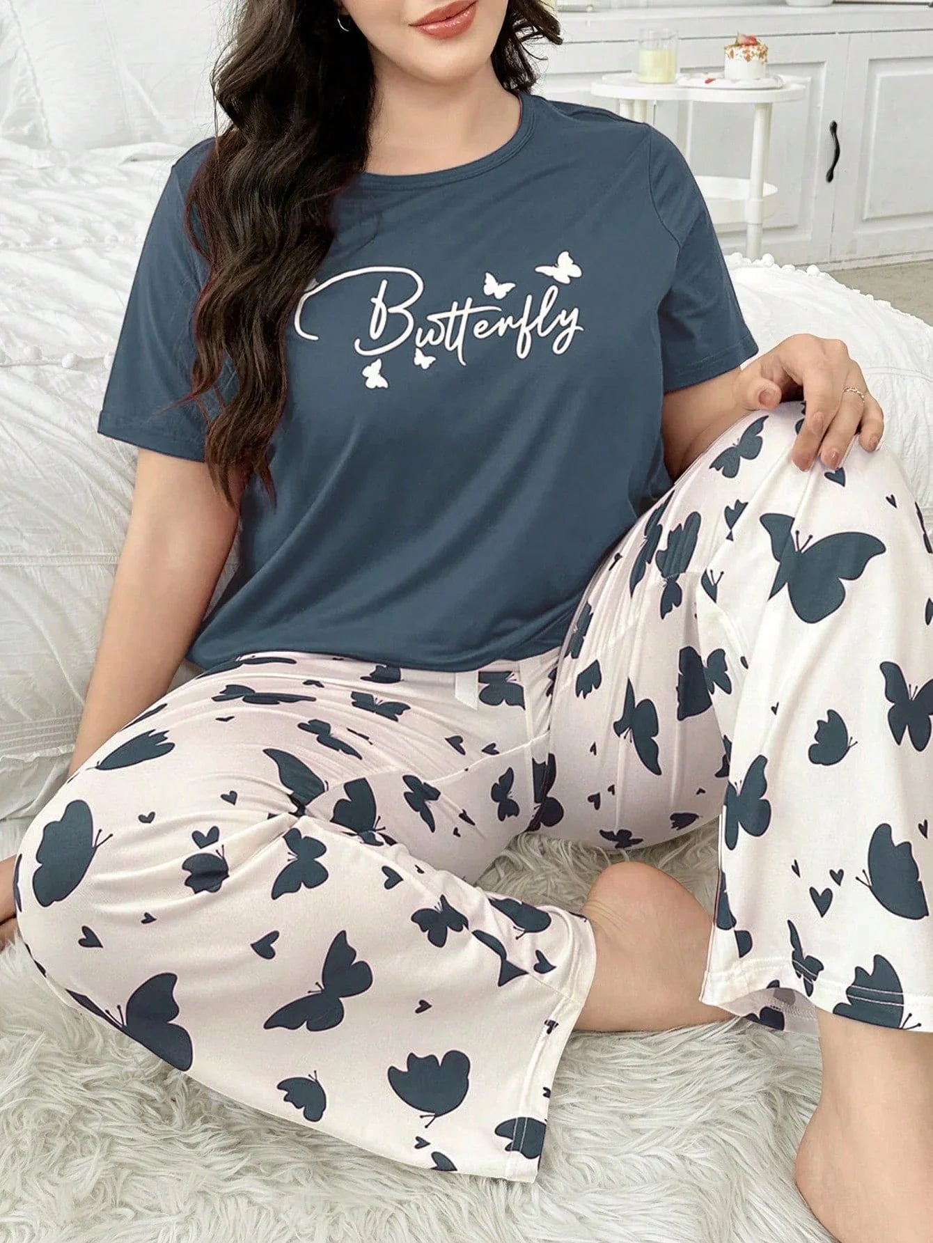 Conjunto de Pijama Plus Size com Estampa de Borboleta e Letra de Manga Curta para Mulheres