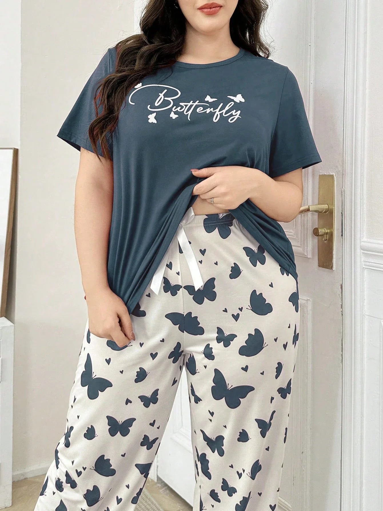 Conjunto de Pijama Plus Size com Estampa de Borboleta e Letra de Manga Curta para Mulheres