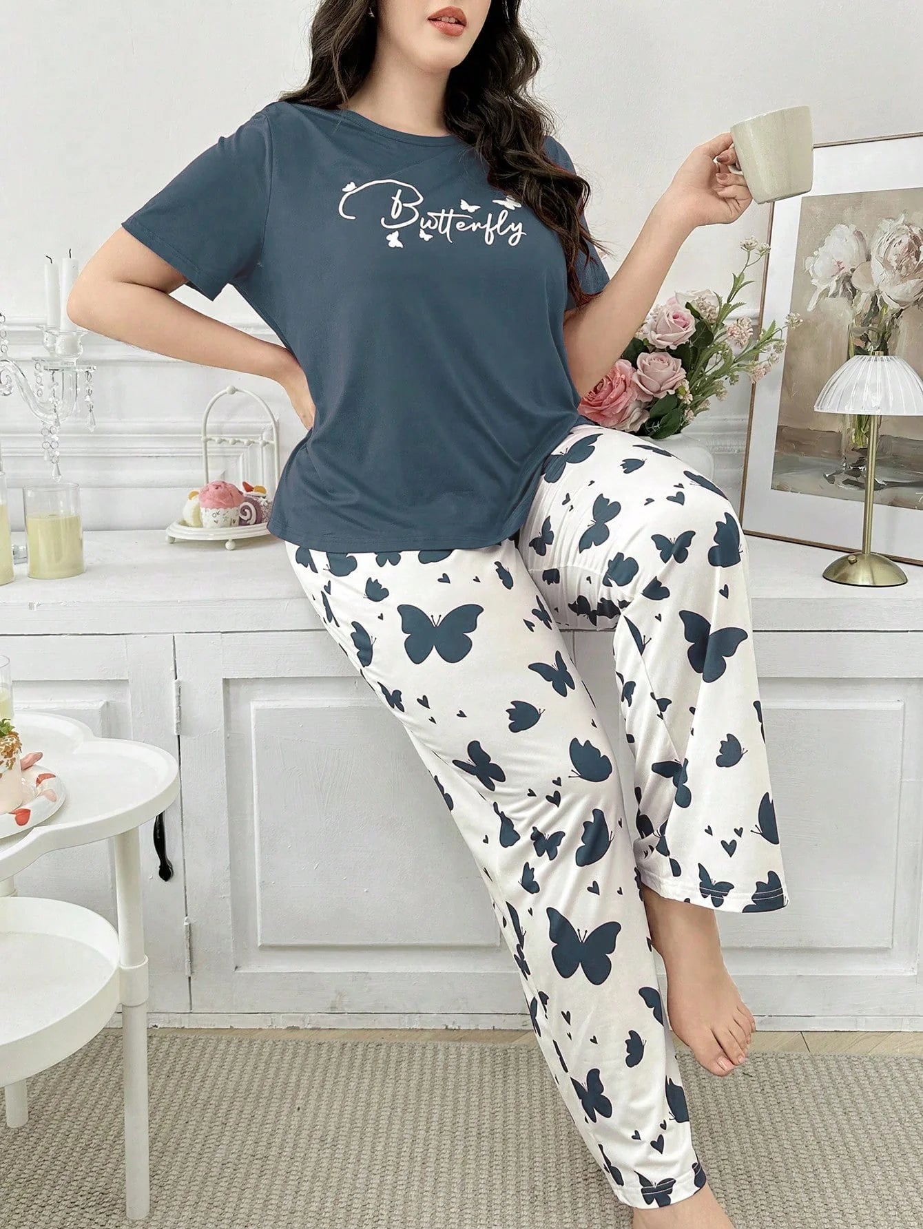 Conjunto de Pijama Plus Size com Estampa de Borboleta e Letra de Manga Curta para Mulheres