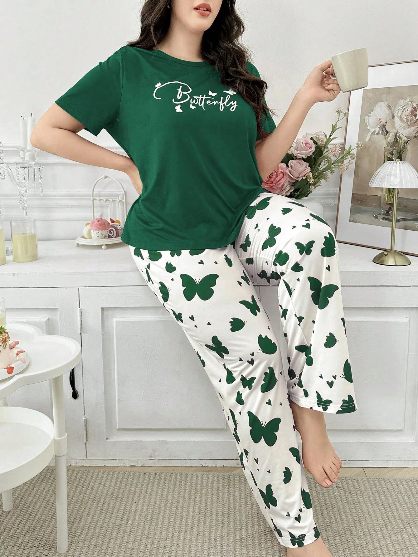 Conjunto de Pijama Plus Size com Estampa de Borboleta e Letra de Manga Curta para Mulheres