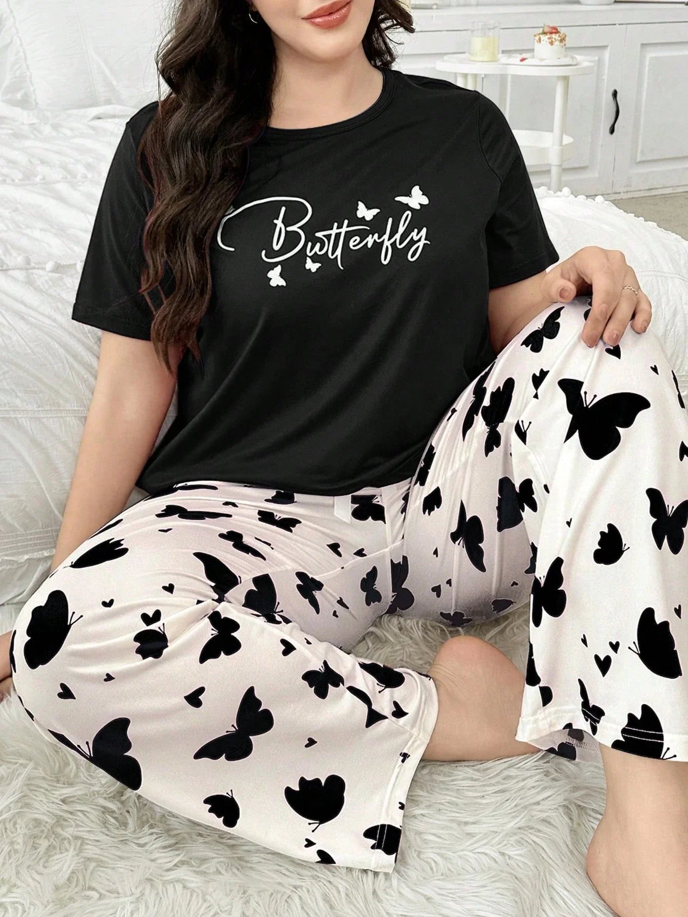 Conjunto de Pijama Plus Size com Estampa de Borboleta e Letra de Manga Curta para Mulheres