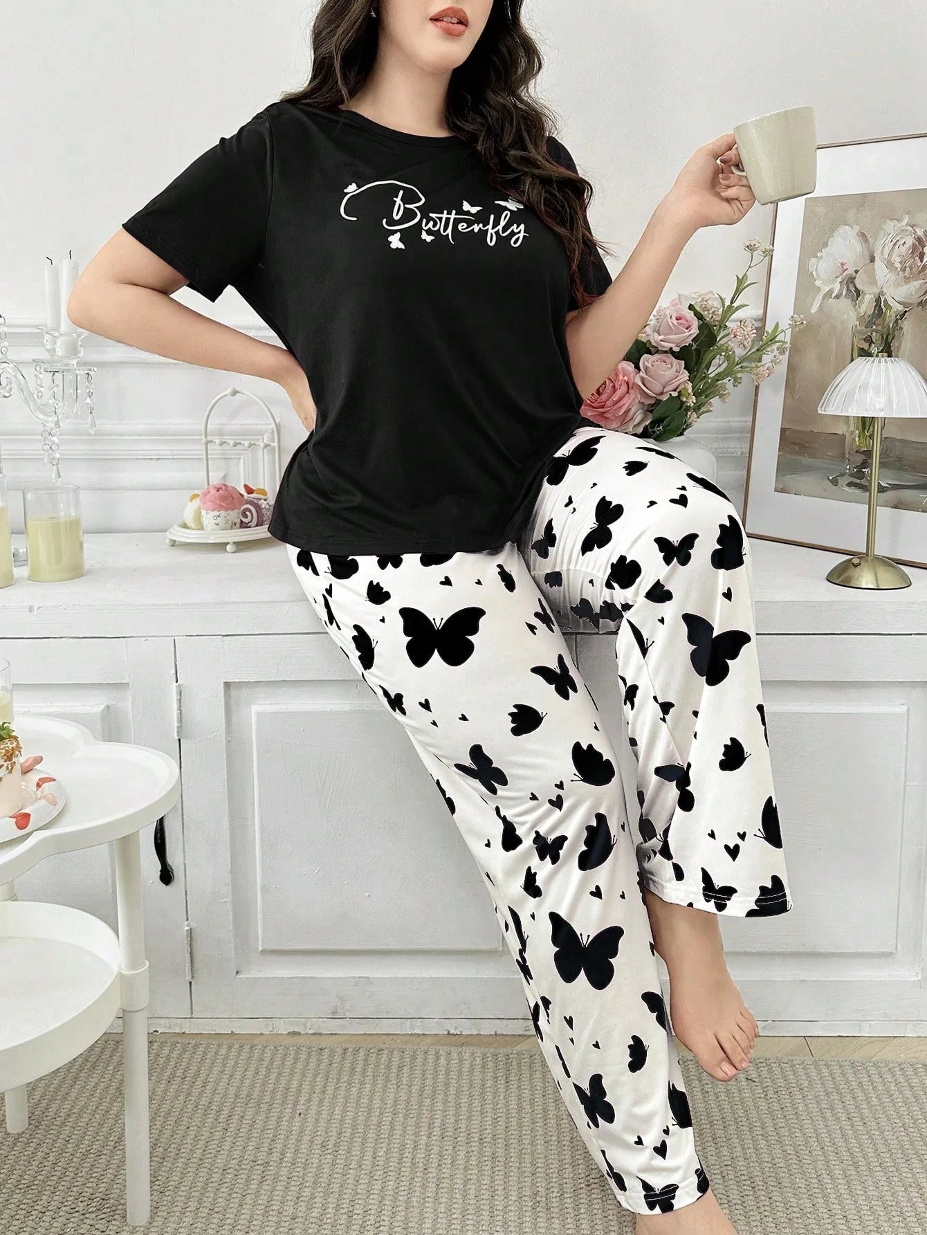 Conjunto de Pijama Plus Size com Estampa de Borboleta e Letra de Manga Curta para Mulheres