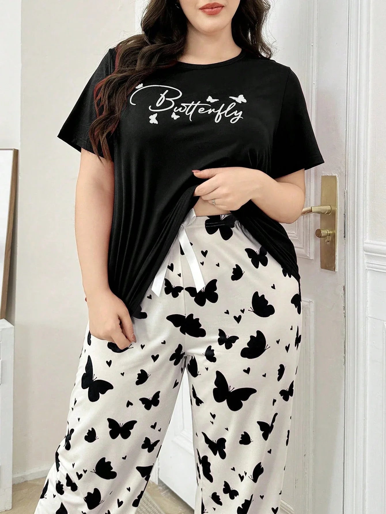 Conjunto de Pijama Plus Size com Estampa de Borboleta e Letra de Manga Curta para Mulheres