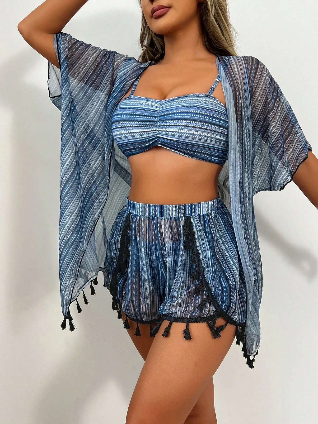 SHEIN Swim 4 Peças Conjunto de Maiô Bikini com Top Franzido de Estampa Geométrica, Parte de Baixo de Maiô Bikini de Padrão Geométrico, Cardigan Colorido com Franjas e Shorts Coloridos com Franjas, Carnaval de Verão