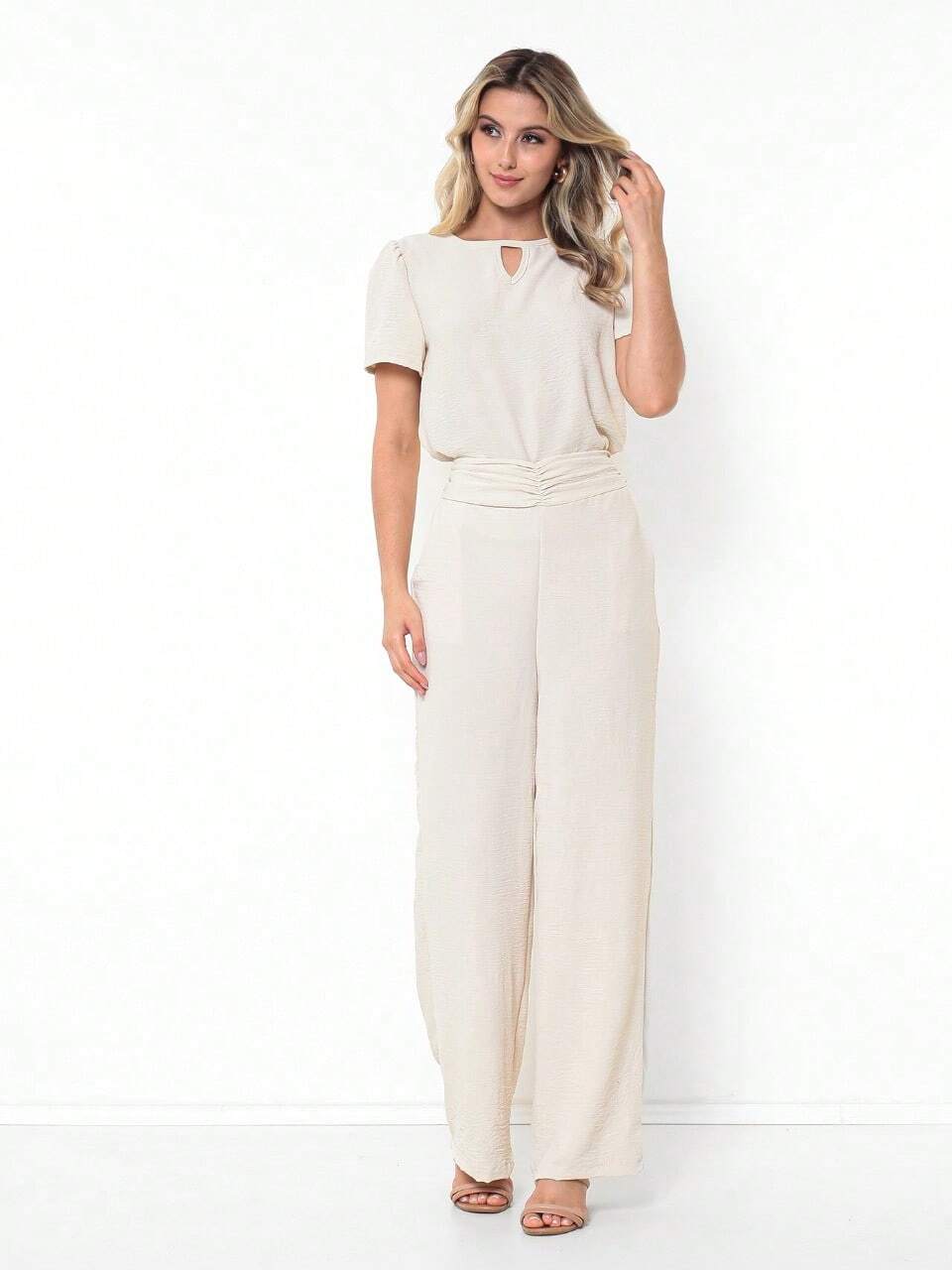 Conjunto Blusa Manga Bishop Com Gola Redonda E Calça Larga Pregas Brenda Bege / P