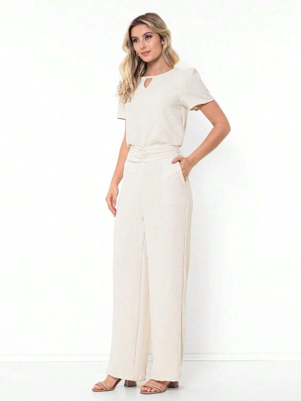 Conjunto Blusa Manga Bishop Com Gola Redonda E Calça Larga Pregas Brenda