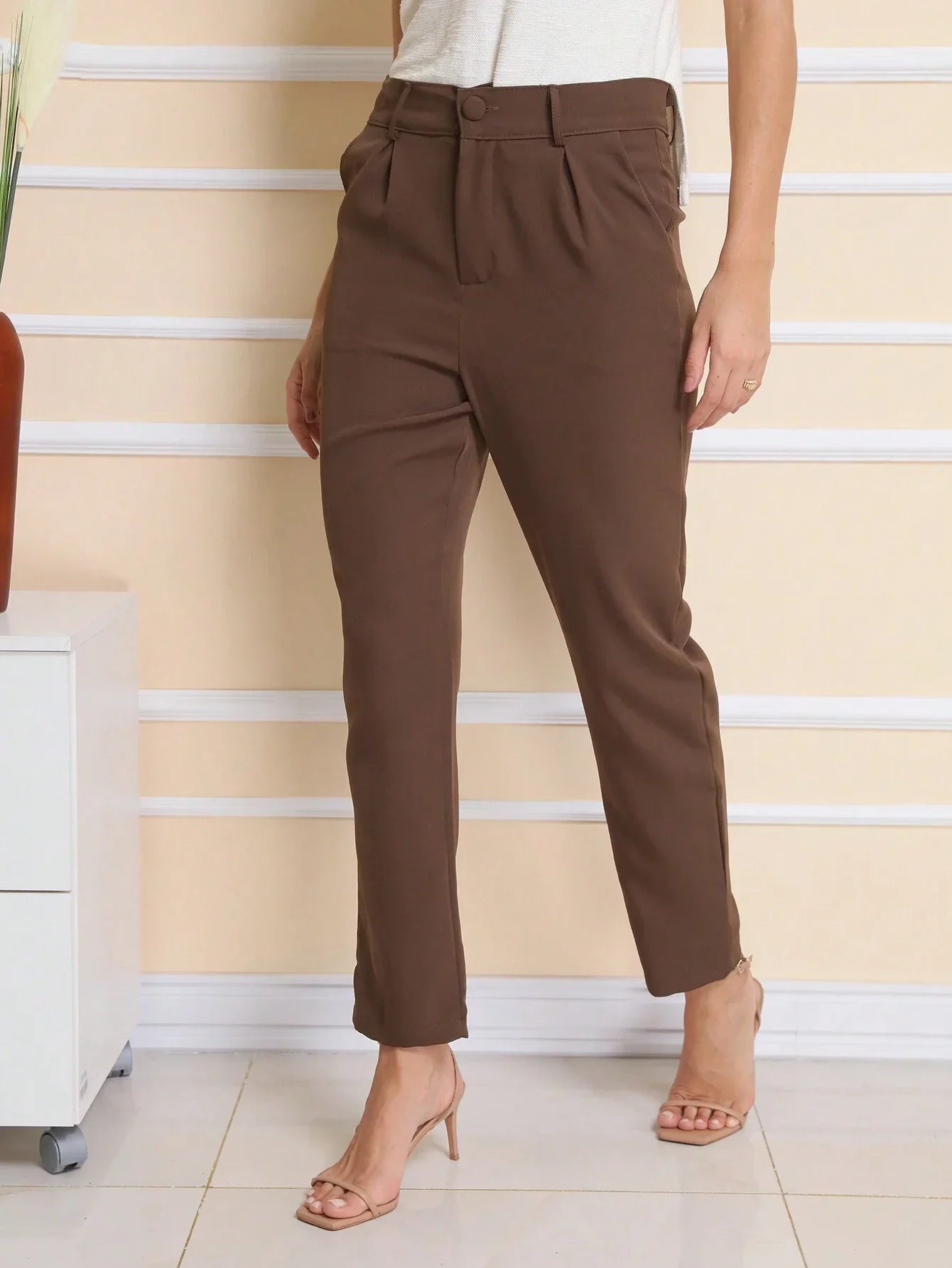 Calça Alfaiataria Com Prega Skinny Larissa Chocolate / P