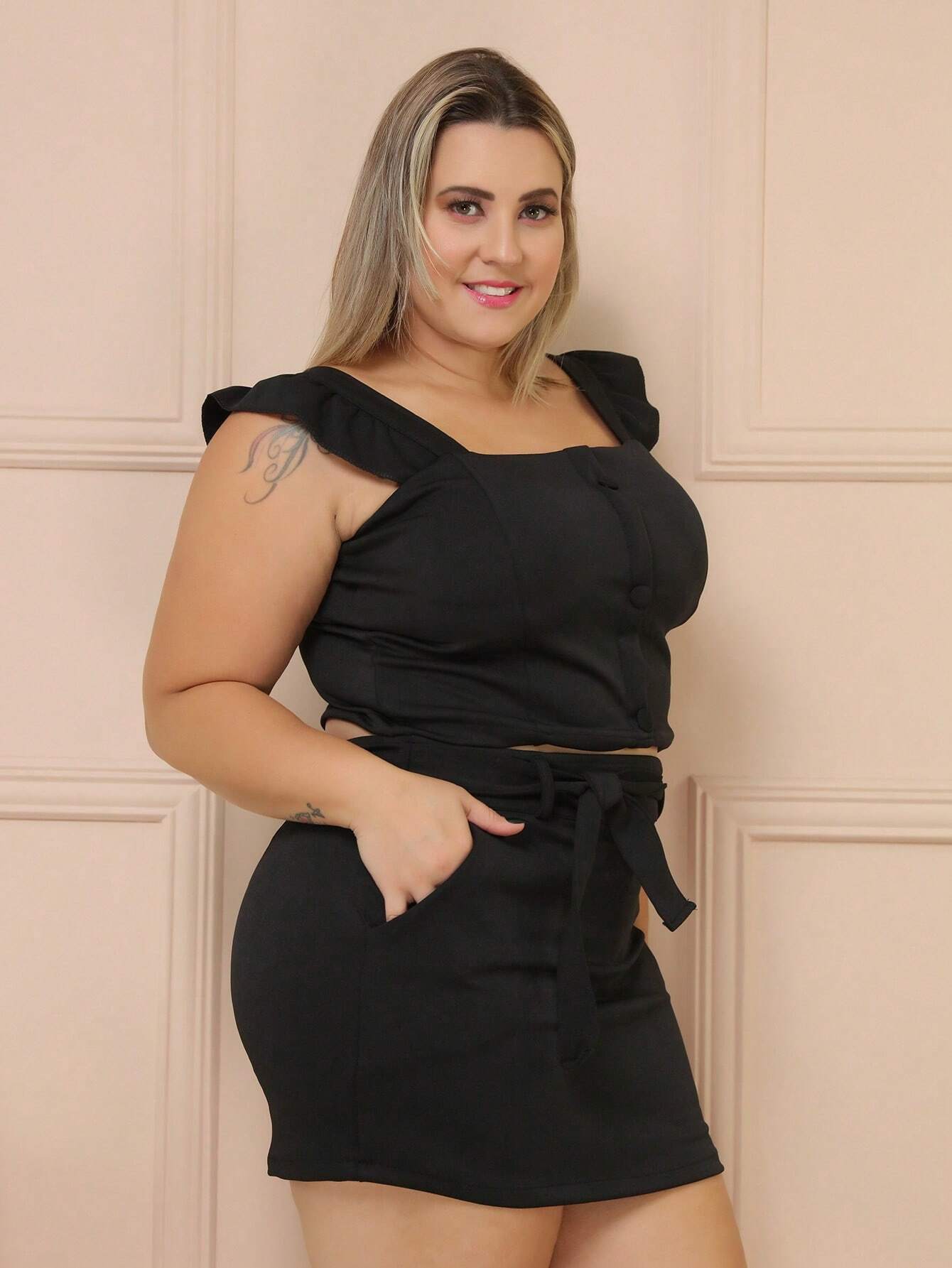 Conjunto Blusa Sem Manga Com Babado E Short Saia Cinto De Amarração Monique