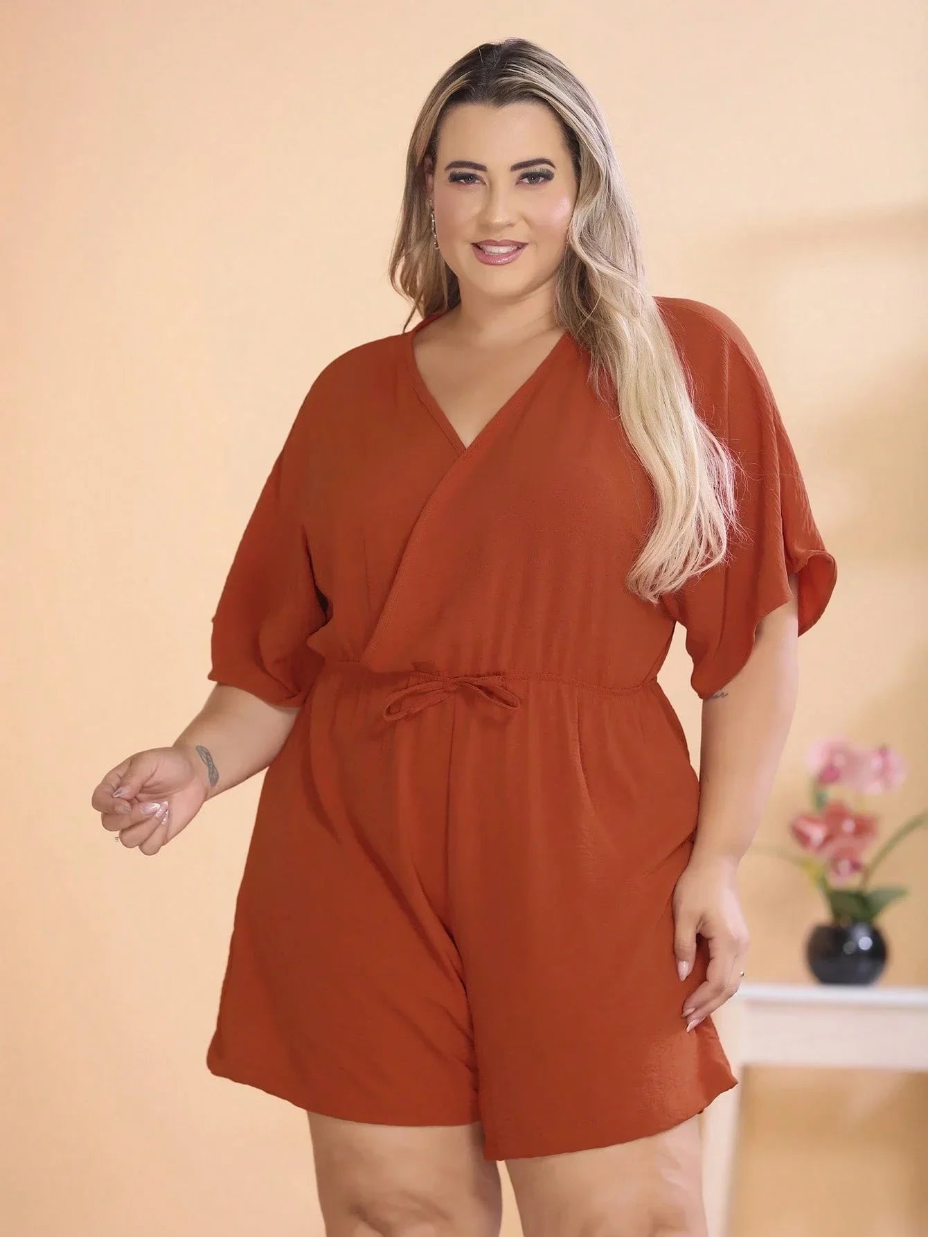 Macaquinho Gola V Profunda Com Manga Morcego Plus Size Tainara