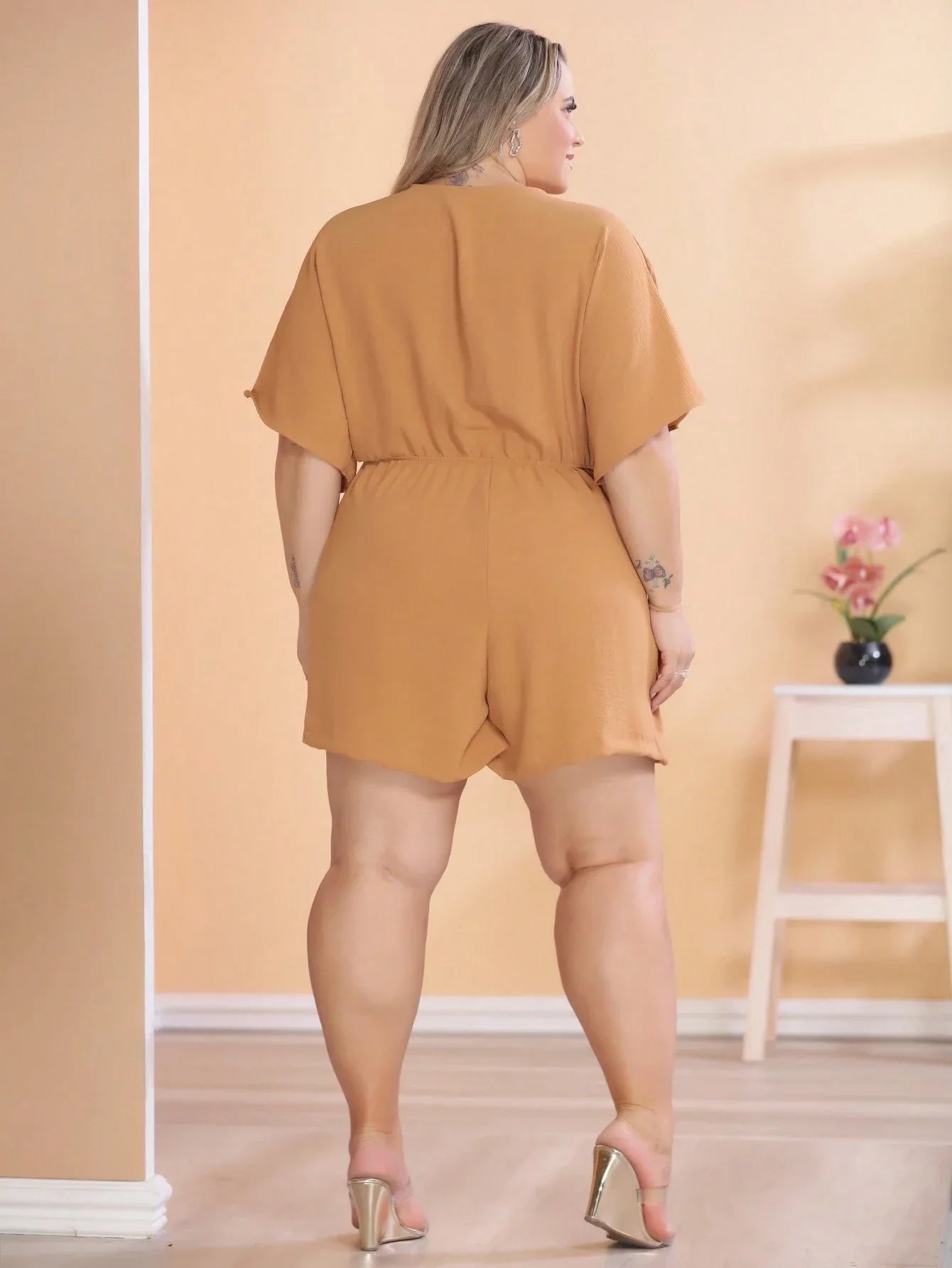 Macaquinho Gola V Profunda Com Manga Morcego Plus Size Tainara
