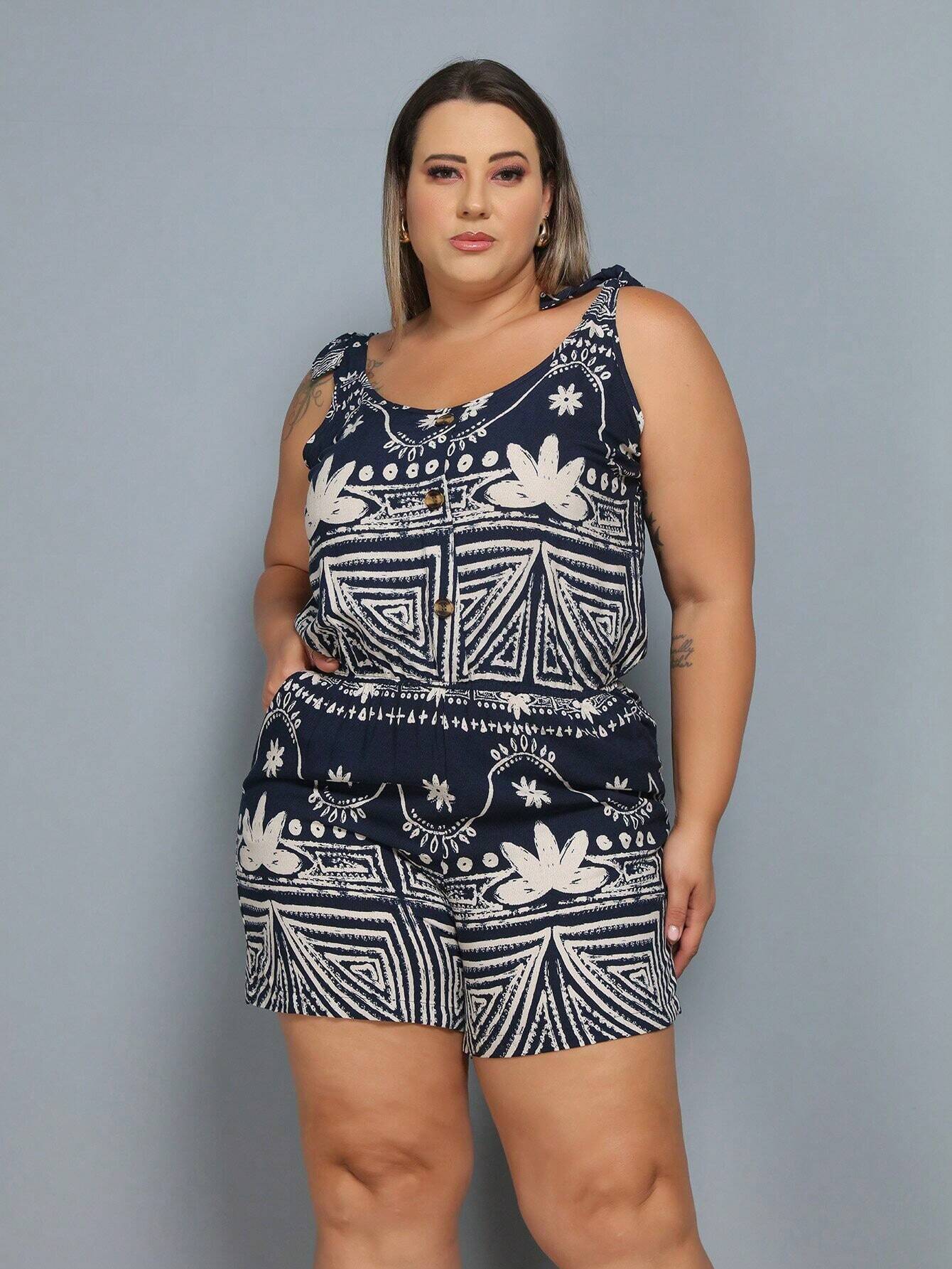 Macaquinho Sem Manga Detalhe Amarração Com Botões Plus Size Jéssica Azul Escuro Estampado / Gg