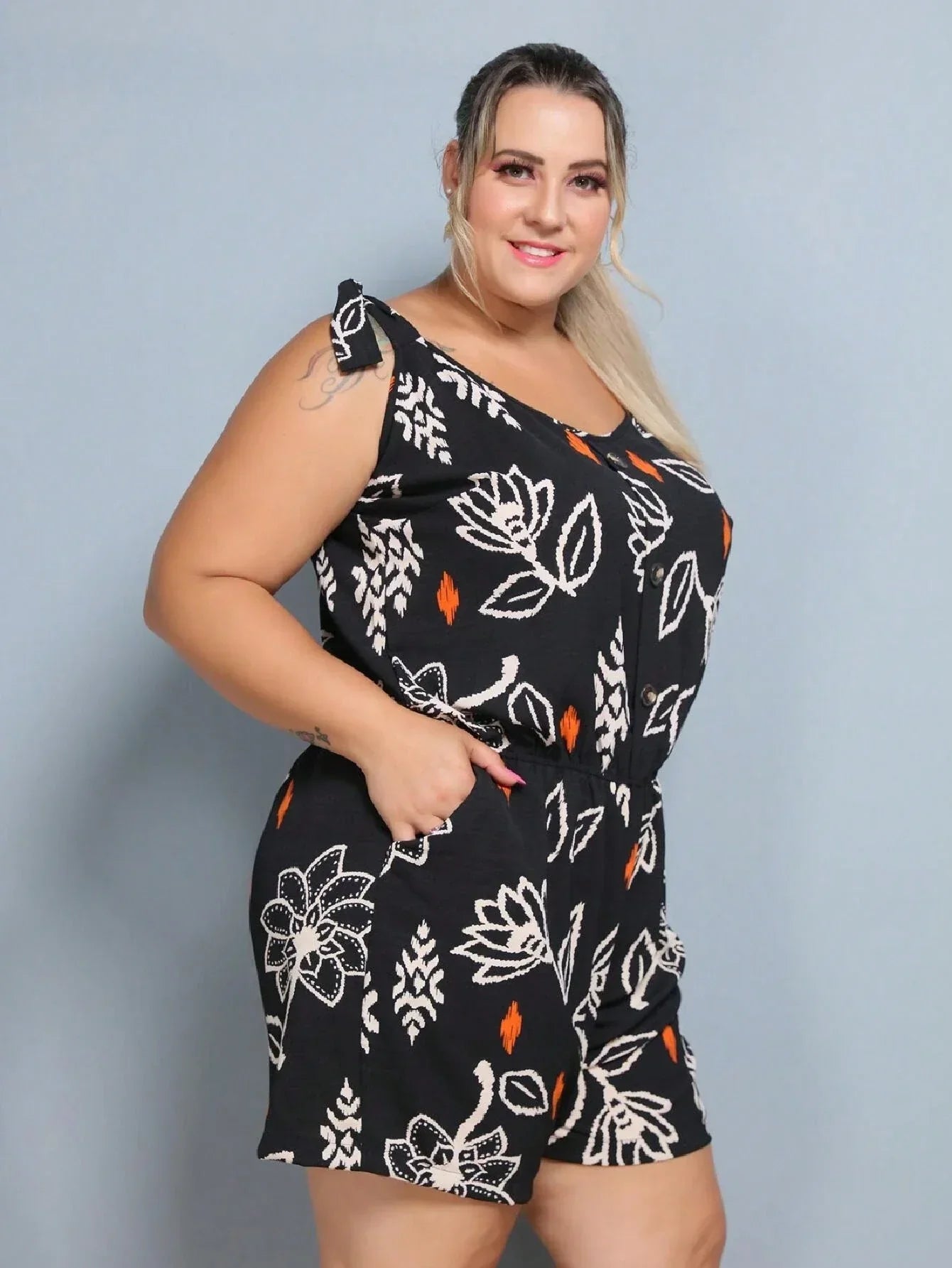 Macaquinho Sem Manga Detalhe Amarração Com Botões Plus Size Jéssica Multicolorido / Gg