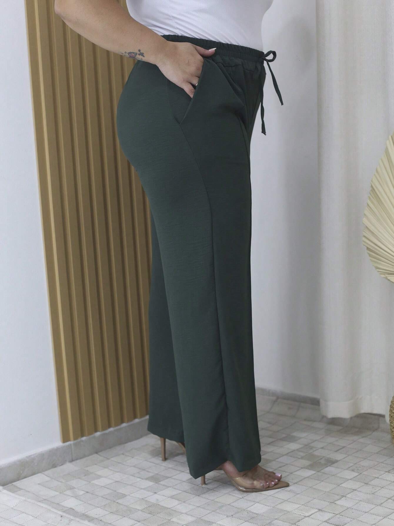 Calça Pantalona Com Detalhe De Amarração Plus Size Luciana