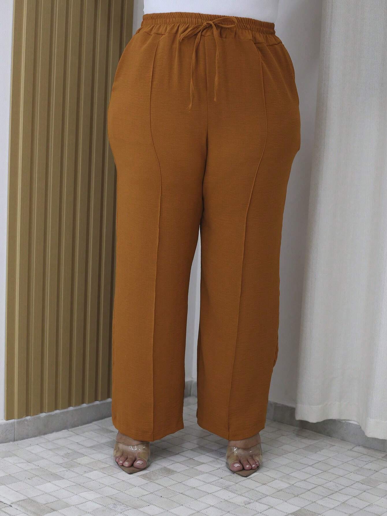 Calça Pantalona Com Detalhe De Amarração Plus Size Luciana