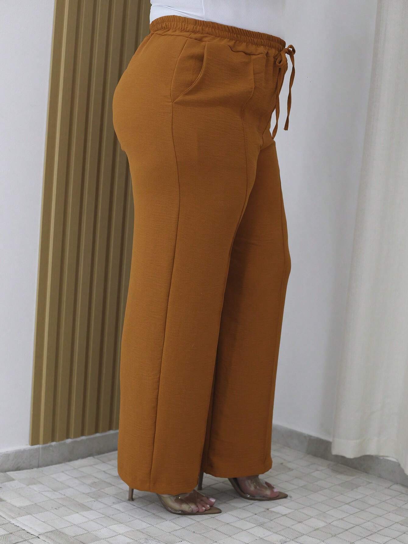 Calça Pantalona Com Detalhe De Amarração Plus Size Luciana