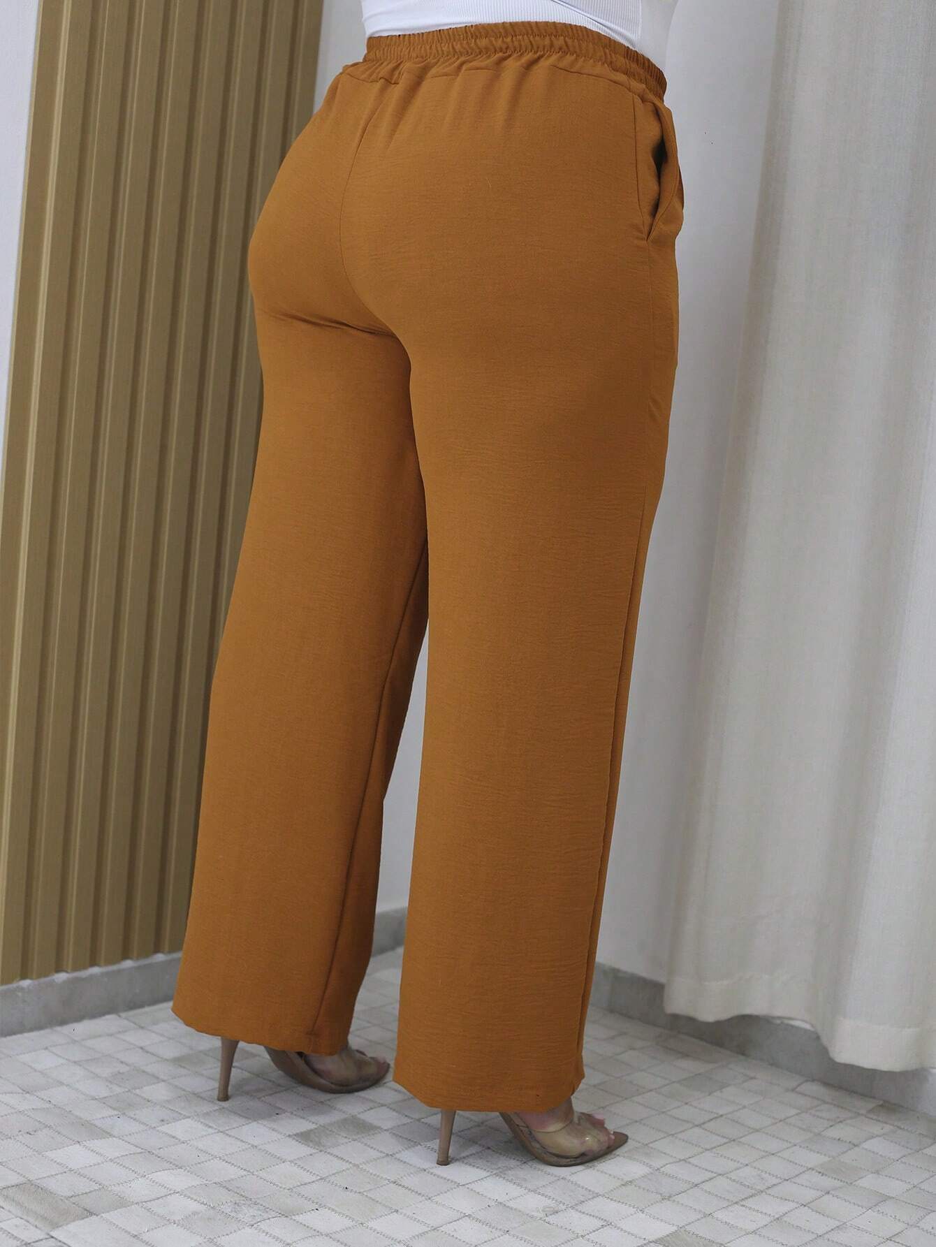 Calça Pantalona Com Detalhe De Amarração Plus Size Luciana