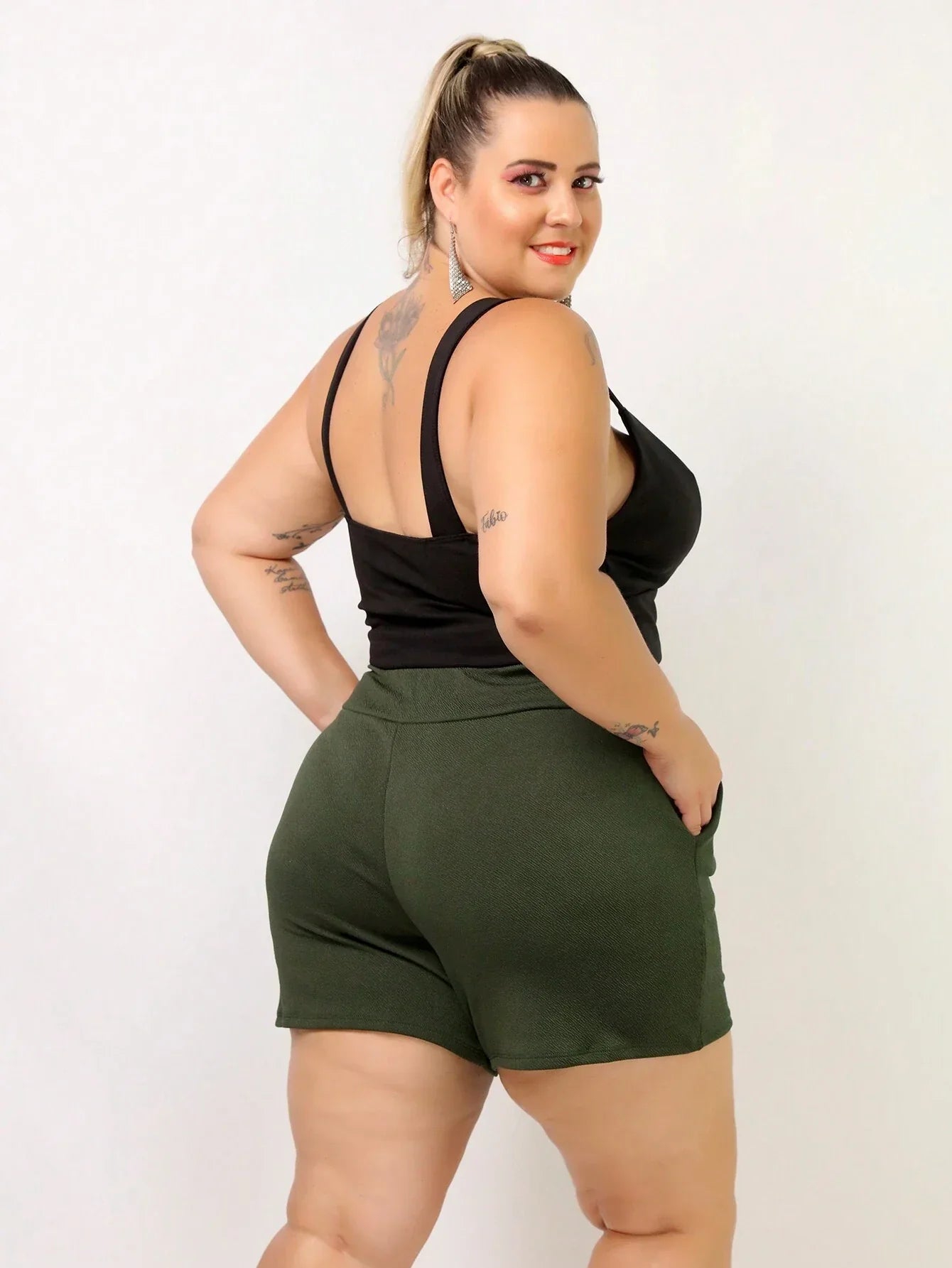 Short Crepe Com Bolso Plus Size Jaqueline