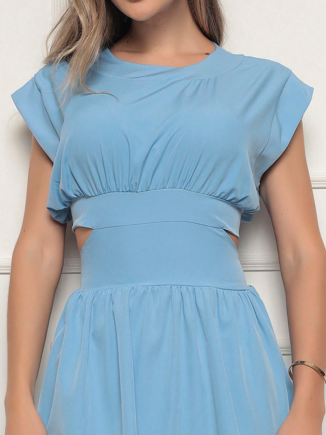 Vestido Curto Crepinho Com Fendas Lívia
