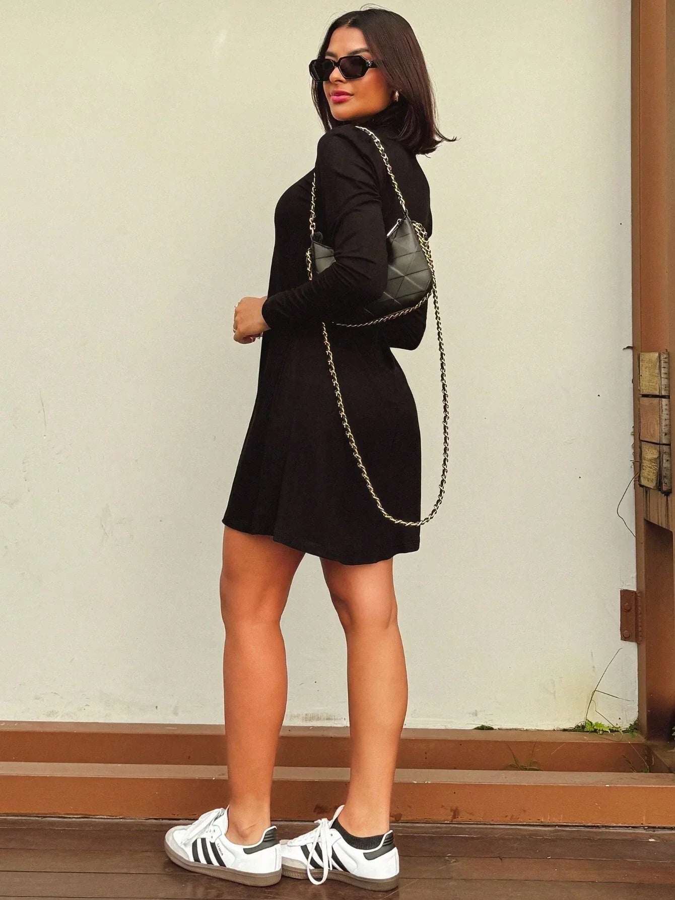 Vestido Curto Manga Longa Com Gola Alta Olívia