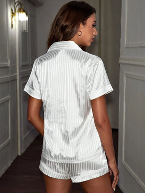 CoupledUp Conjunto de Pijama Listrado com Botões na Frente em Cetim, Conjunto Branco