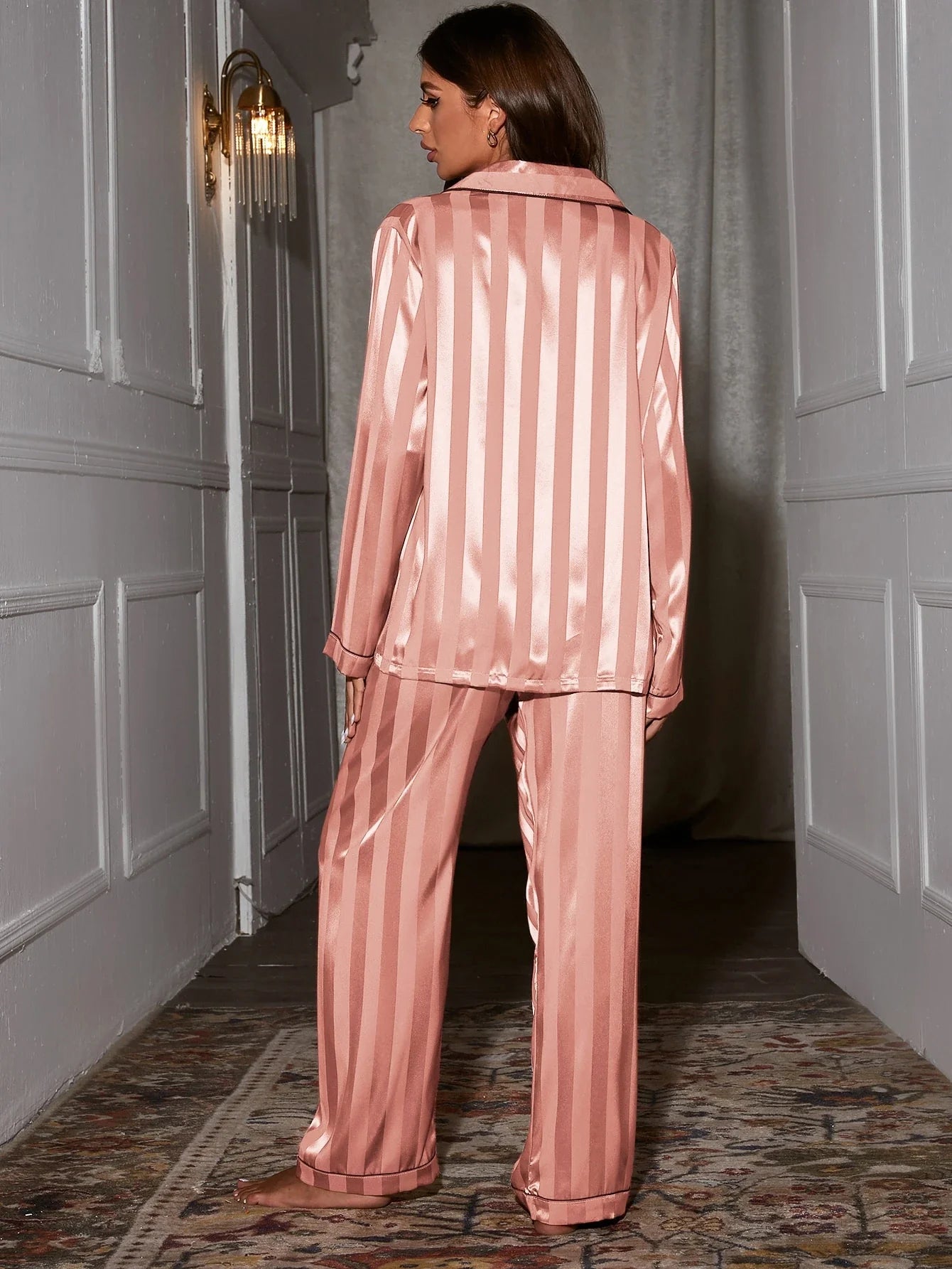 SHEIN Conjunto de pijama de cetim com acabamento em contraste