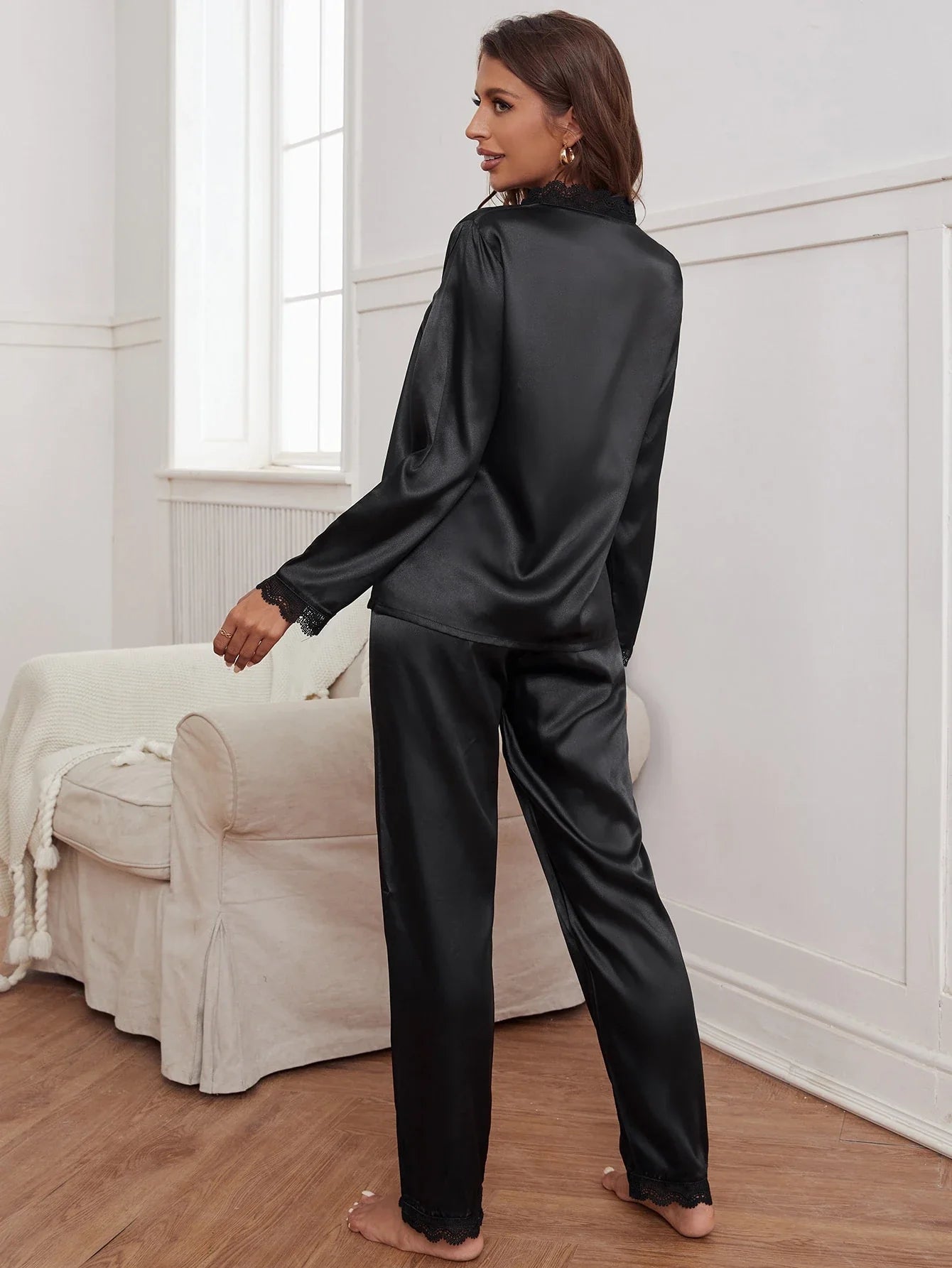 Conjunto de Pijama com Renda Guipure e Cetim