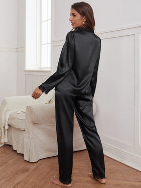 Conjunto de Pijama com Renda Guipure e Cetim