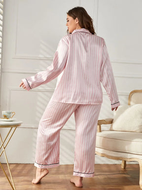 Conjunto de Pijama com Listras Verticais Contrastantes e Babados de Cetim