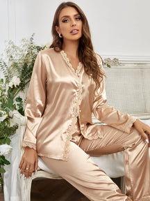 Conjunto de Pijama com Renda Guipure e Cetim