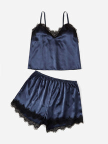 Conjunto de Pijama com Top Camiseta e Shorts em Cetim com Renda