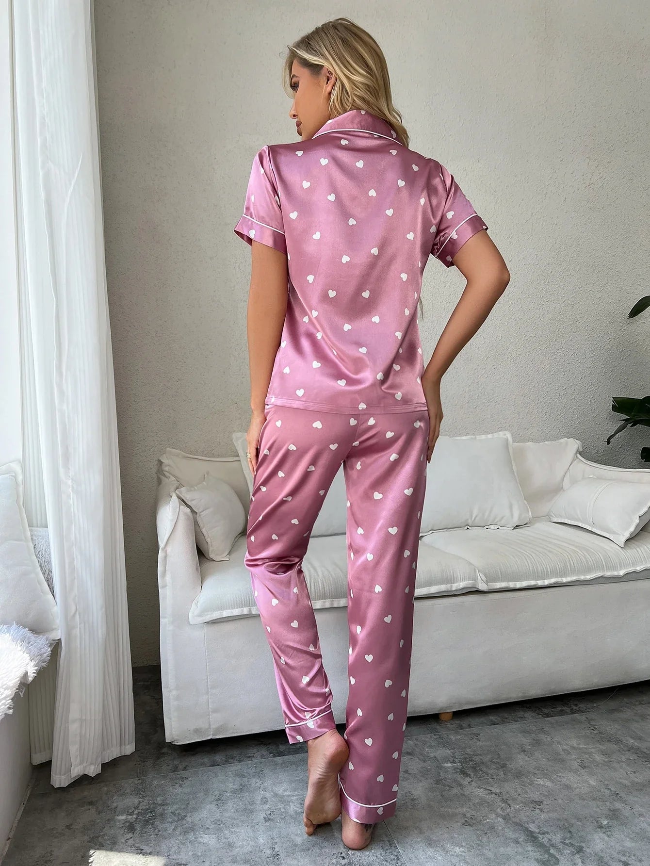 Conjunto de pijama de manga curta simulado de seda com estampa de coração, cor sólida e calça comprida com acabamento contrastante
