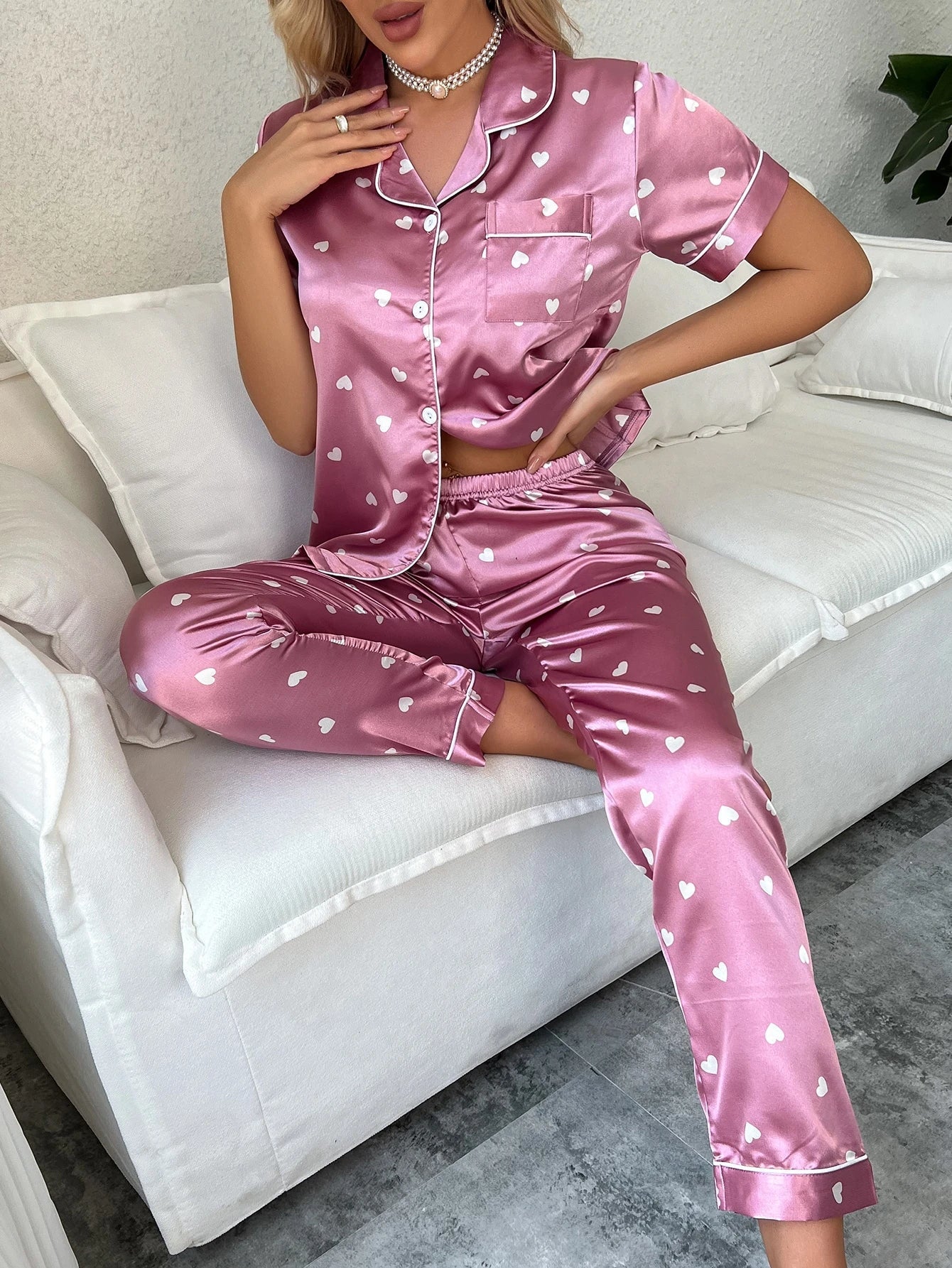 Conjunto de pijama de manga curta simulado de seda com estampa de coração, cor sólida e calça comprida com acabamento contrastante