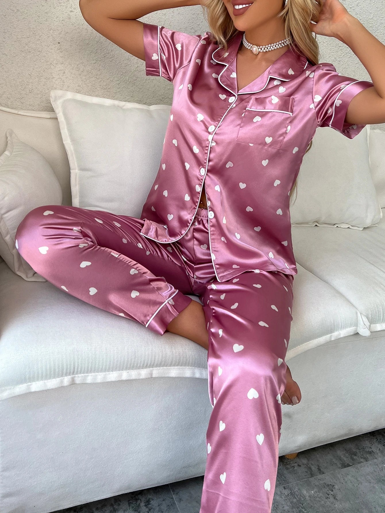 Conjunto de pijama de manga curta simulado de seda com estampa de coração, cor sólida e calça comprida com acabamento contrastante