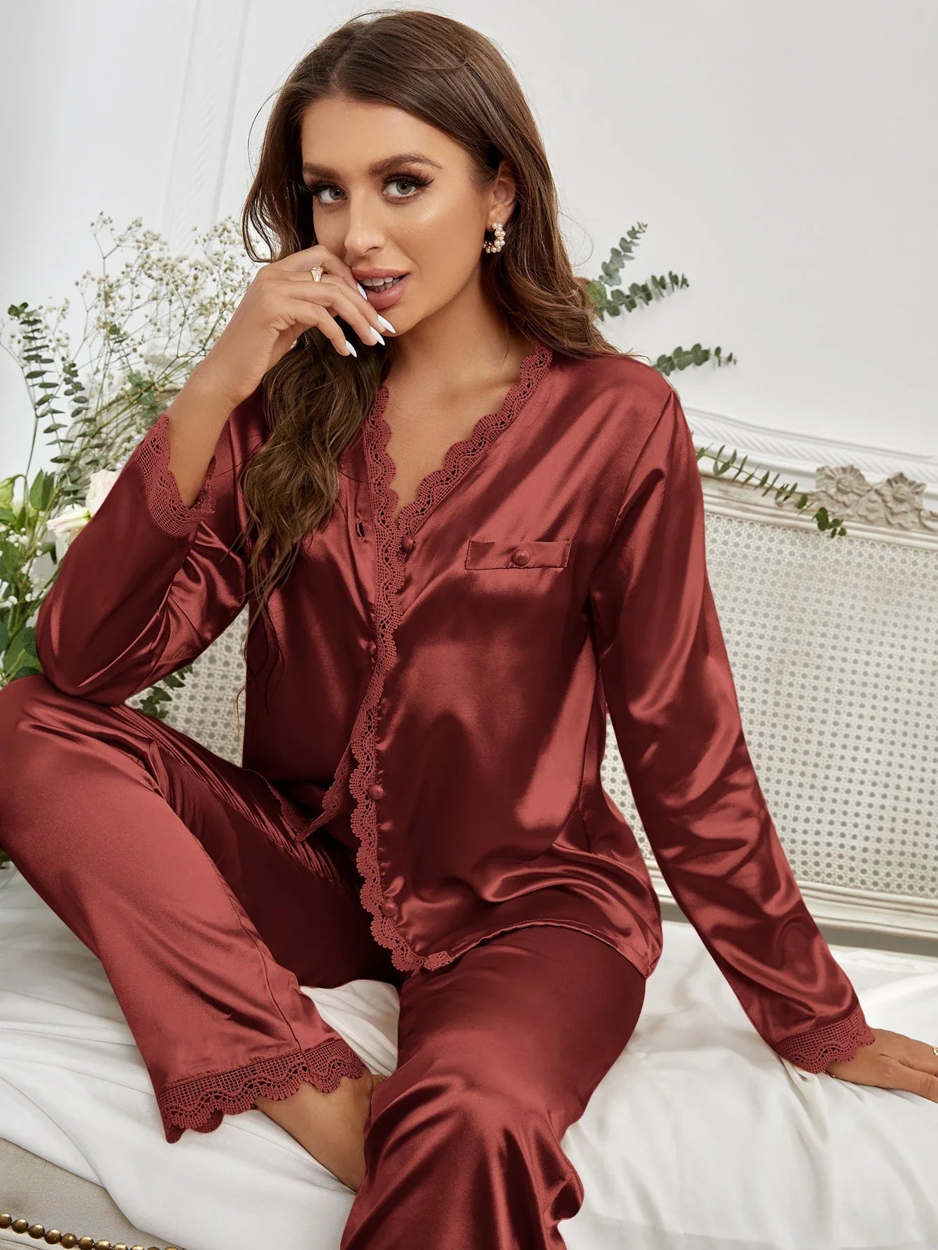 Conjunto de Pijama com Renda Guipure e Cetim