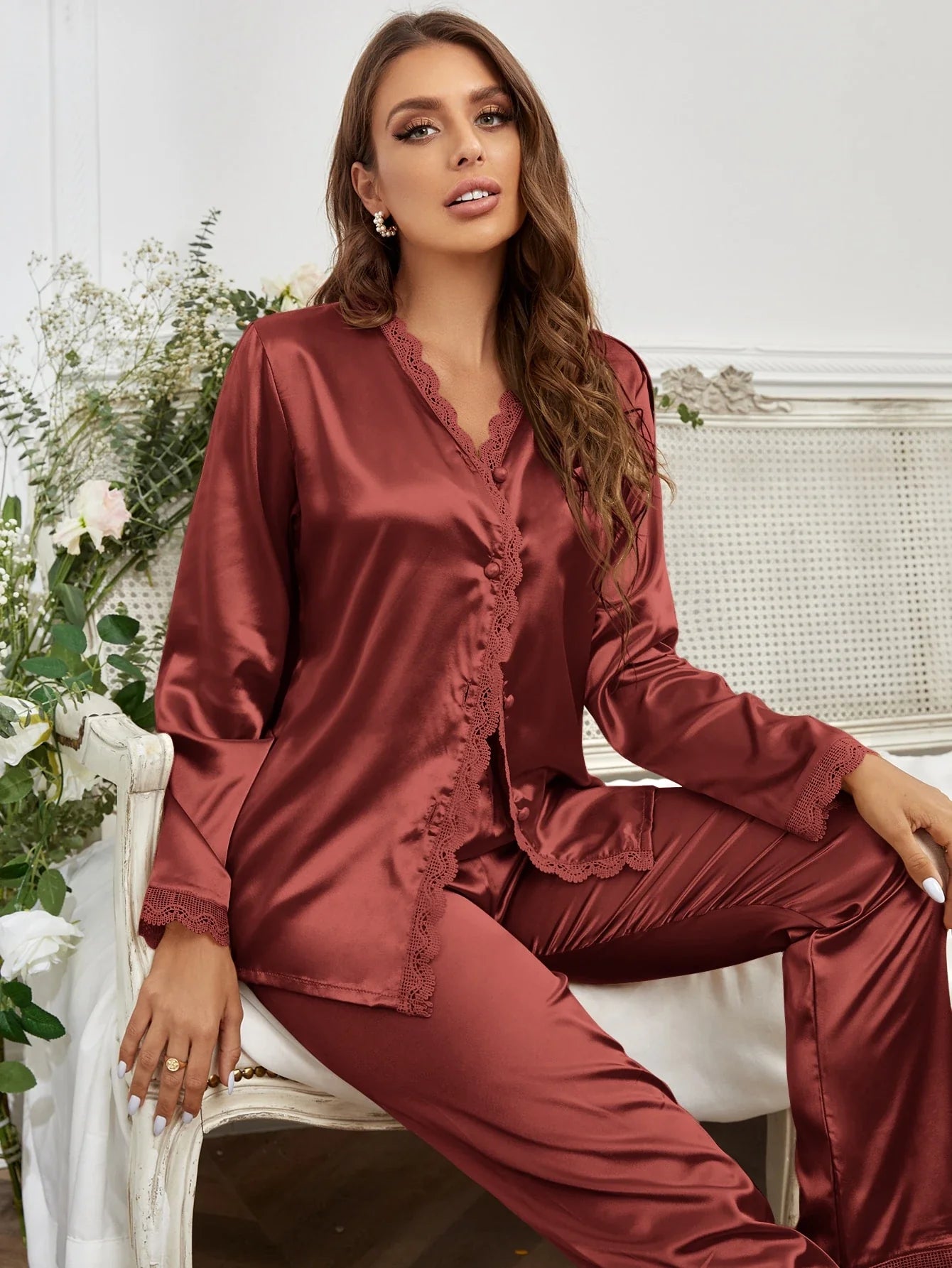 Conjunto de Pijama com Renda Guipure e Cetim