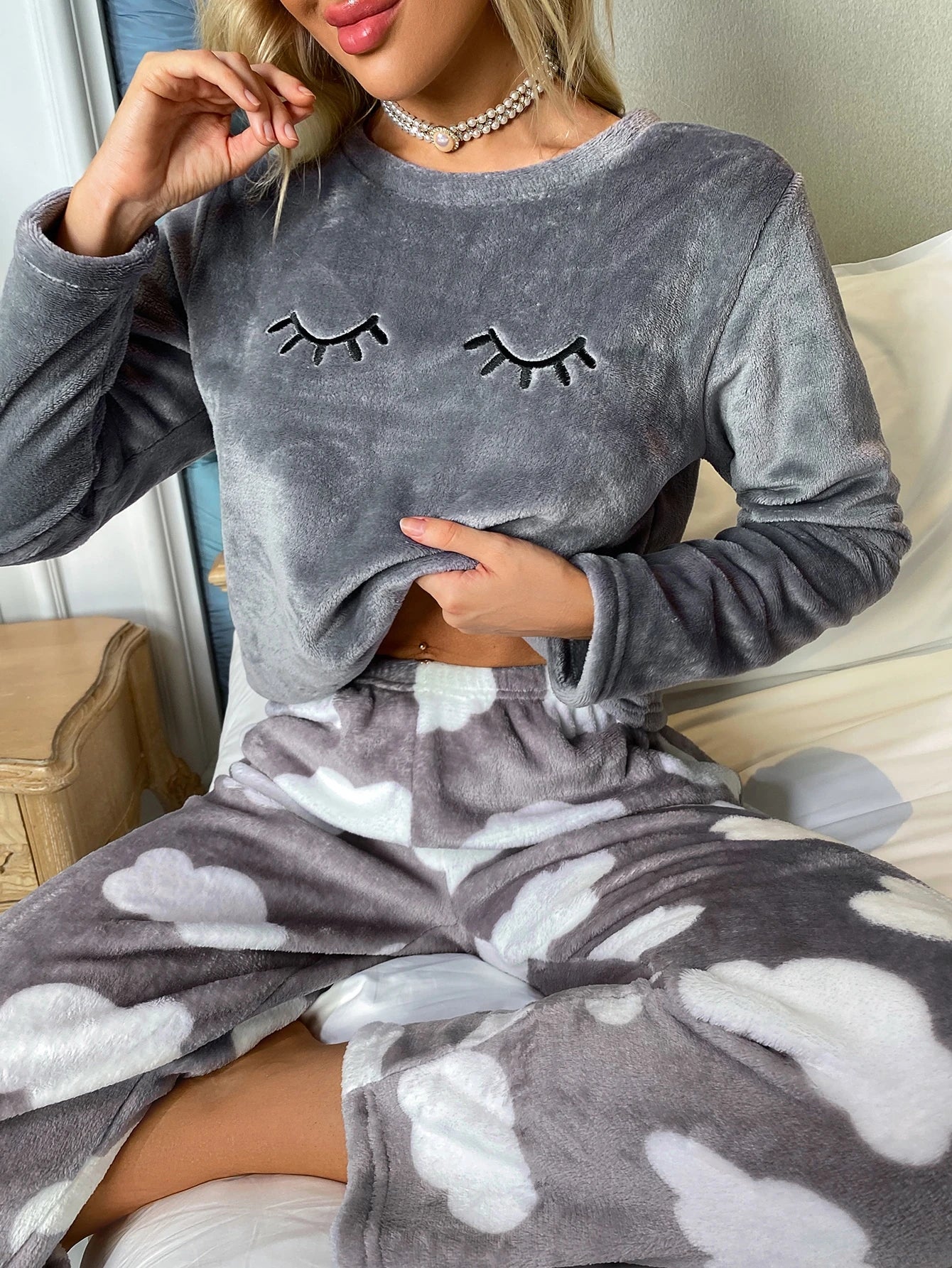 Conjunto de Pijama de Manga Longa de Flanela com Bordado de Cílios