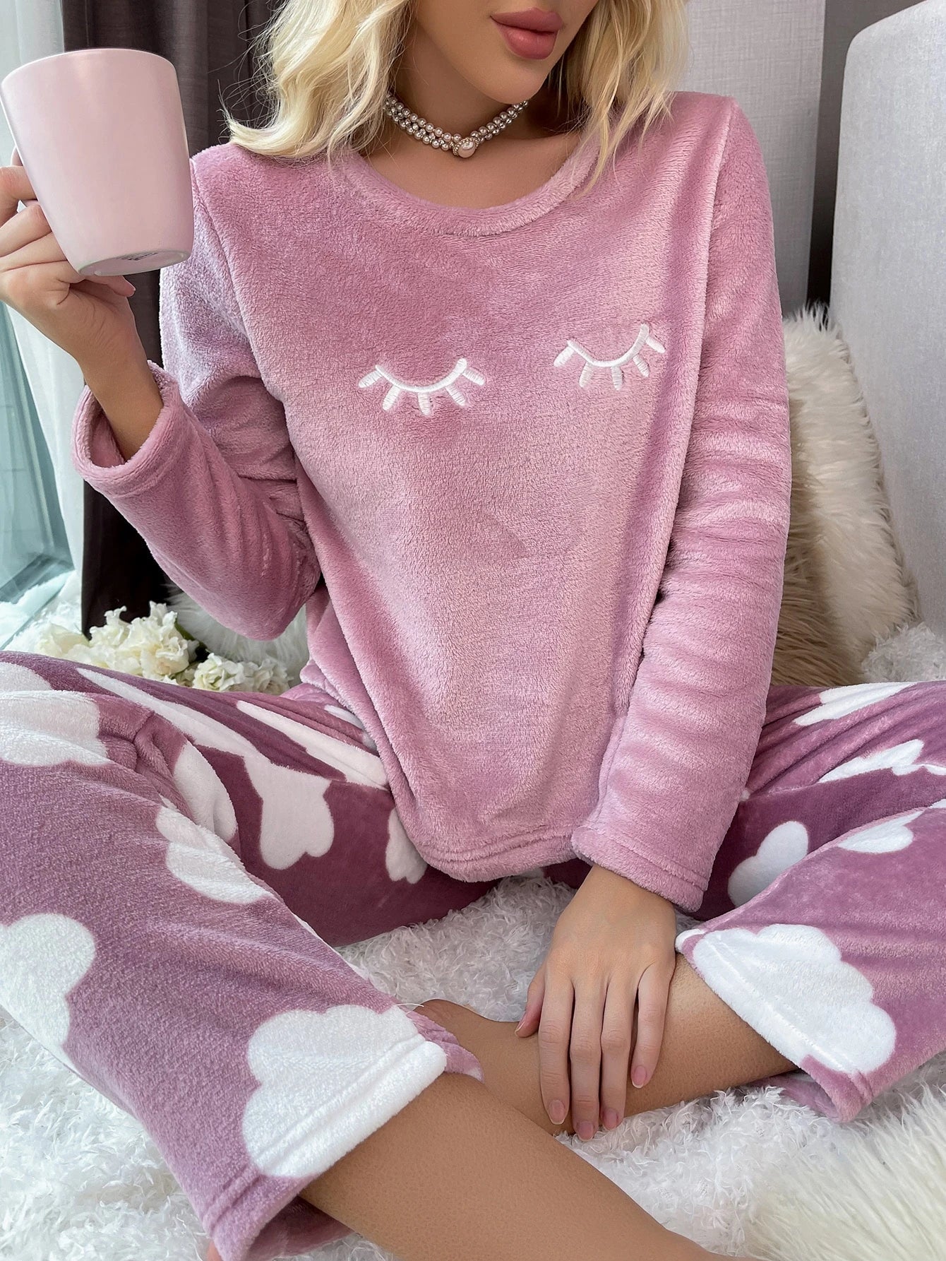 Conjunto de Pijama de Manga Longa de Flanela com Bordado de Cílios