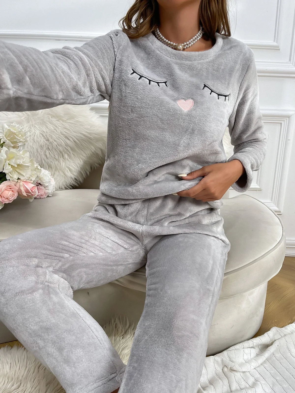 Conjunto de Pijama Flanelado com Bordado de Cílios e Corações