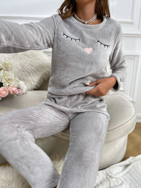 Conjunto de Pijama Flanelado com Bordado de Cílios e Corações