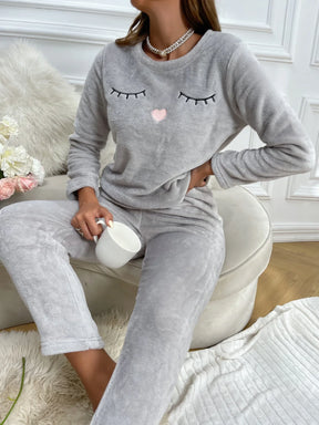 Conjunto de Pijama Flanelado com Bordado de Cílios e Corações
