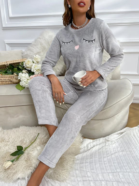 Conjunto de Pijama Flanelado com Bordado de Cílios e Corações