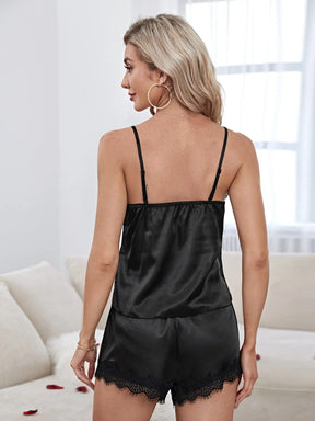 Conjunto de Pijama com Top Camiseta e Shorts em Cetim com Renda